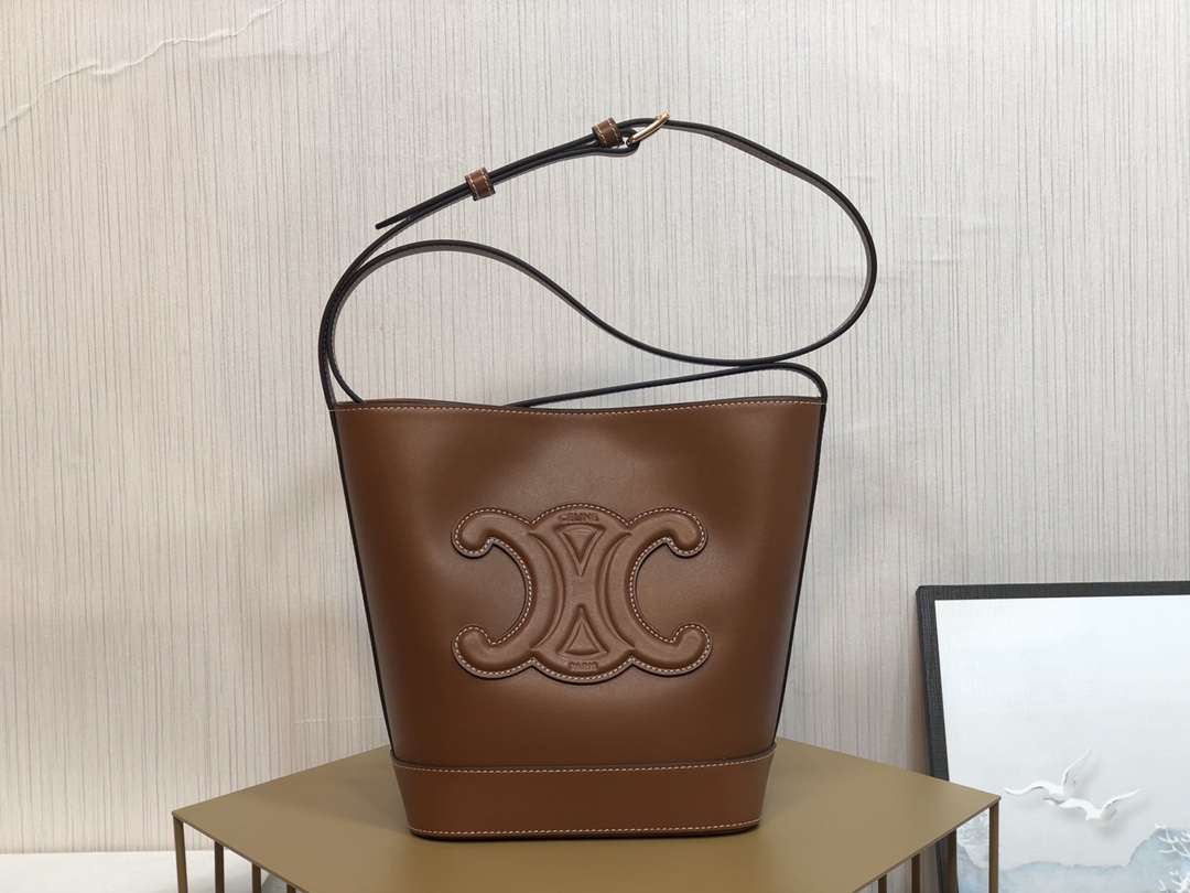 NO:183200,Genuine grade original leather s spring and summer new product｜CUIR TRIOMPHE small smooth cowhide bucket bag continues the classic, the three-dimensional Arc de Triomphe logo is brand new, low-key and simple, super practical and versatile ~ Must-in-class can be crossbody and shoulders, paired with adjustable leather shoulder straps Size 22 X 24 X 13cm Number 198243DU3.04LU, Celine, cowhide19860909正品级 原厂皮 s春夏新品｜CUIR TRIOMPHE小号光滑牛皮水桶包 延续经典,立体的凯旋门标志焕然一新,低调简约,超级实用百搭～必入款可斜挎和肩背、搭配可调节皮革肩带 尺寸22 X 24 X 13cm 编号198243DU3.04LU,赛琳,celine,cowhide,Bag