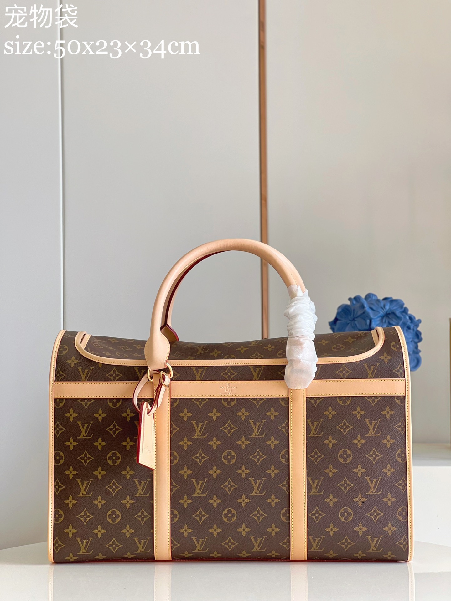 NO:398220,[Exclusive real photo, pet bag 50cm] This dog bag made of Monogram canvas is specially designed for small dogs. It has high waterproof and scratch-resistant properties. It has a breathable mesh window, zipper opening and closing, side mesh cloth vent, and is equipped with a roll-up hanging cover. If you have pets at home, you must enter a pet out of the cage size: 50x23×34cm E. [Warm reminder that this model is too big and does not fit in packaging!  Returns and exchanges are not supported!  】,LV【Original Skin】,louis vuitton19860909【独家实拍 宠物袋50cm】这个以Monogram帆布制造的狗袋专为小型狗而设计,具有高防水和防刮性能,设有透气网面窗口,以拉链开合,侧边网眼布通风口,配可卷起垂盖,家里有宠物的,一定要入一个宠物外出笼 size:50x23×34cm E.【温馨提示此款太大,不配包装！不支持退换！】,LV【原厂皮】,louis vuitton,Bag