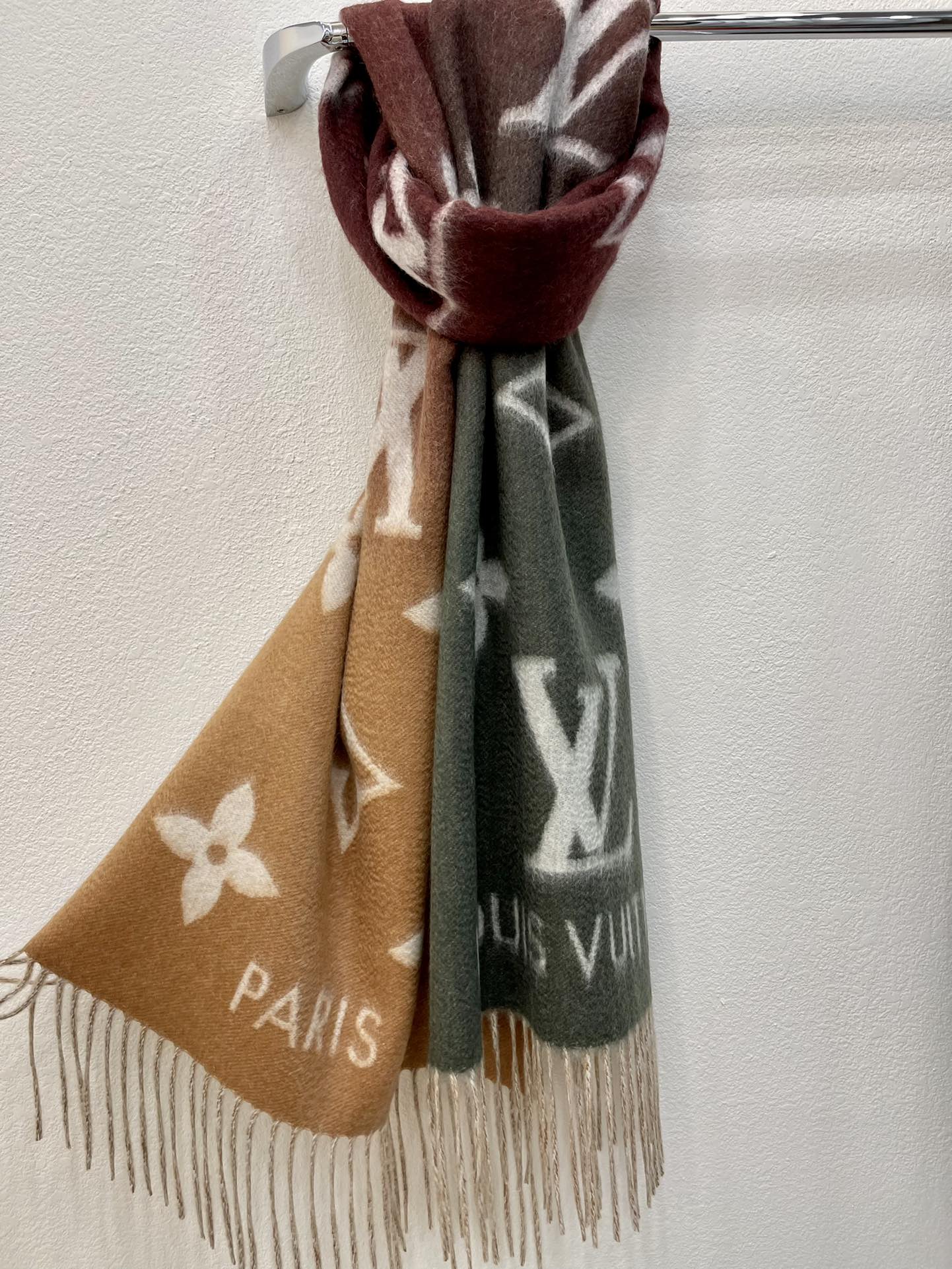 LV Reykjavik Gradient Scarf M76881 in 2023