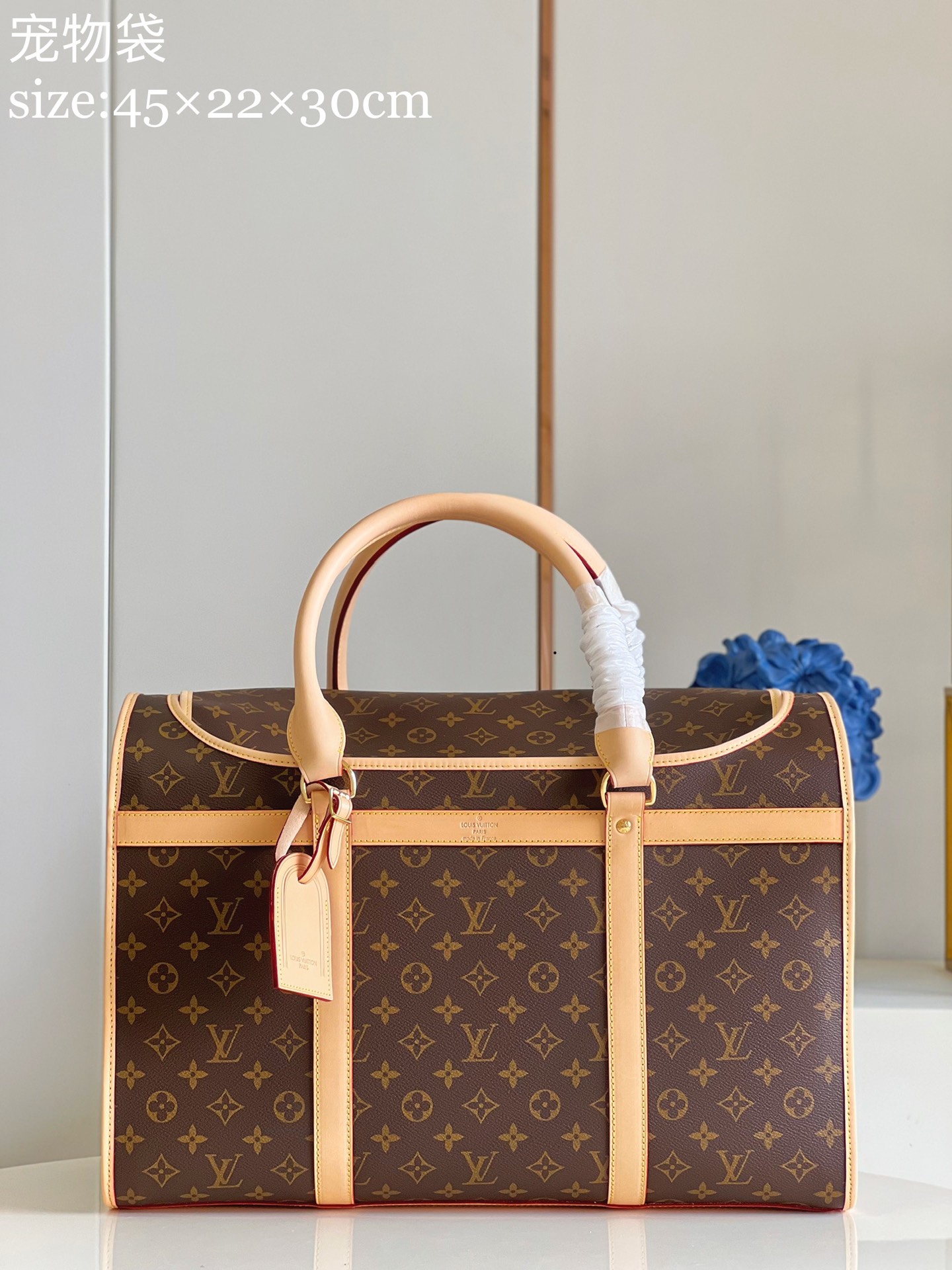 NO:398222,[Exclusive real photo, pet bag 45cm] This dog bag made of Monogram canvas is specially designed for small dogs. It has high waterproof and scratch-resistant properties. It has a breathable mesh window, zipper opening and closing, side mesh cloth vent, and is equipped with a roll-up hanging cover. If you have pets at home, you must enter a pet out of the cage size: 45×22×30cm E. [Warm reminder that this model is too big and does not fit in packaging!  Returns and exchanges are not supported!  】,LV【Original Skin】,louis vuitton19860909【独家实拍 宠物袋45cm】这个以Monogram帆布制造的狗袋专为小型狗而设计,具有高防水和防刮性能,设有透气网面窗口,以拉链开合,侧边网眼布通风口,配可卷起垂盖,家里有宠物的,一定要入一个宠物外出笼 size:45×22×30cm E.【温馨提示此款太大,不配包装！不支持退换！】,LV【原厂皮】,louis vuitton,Bag