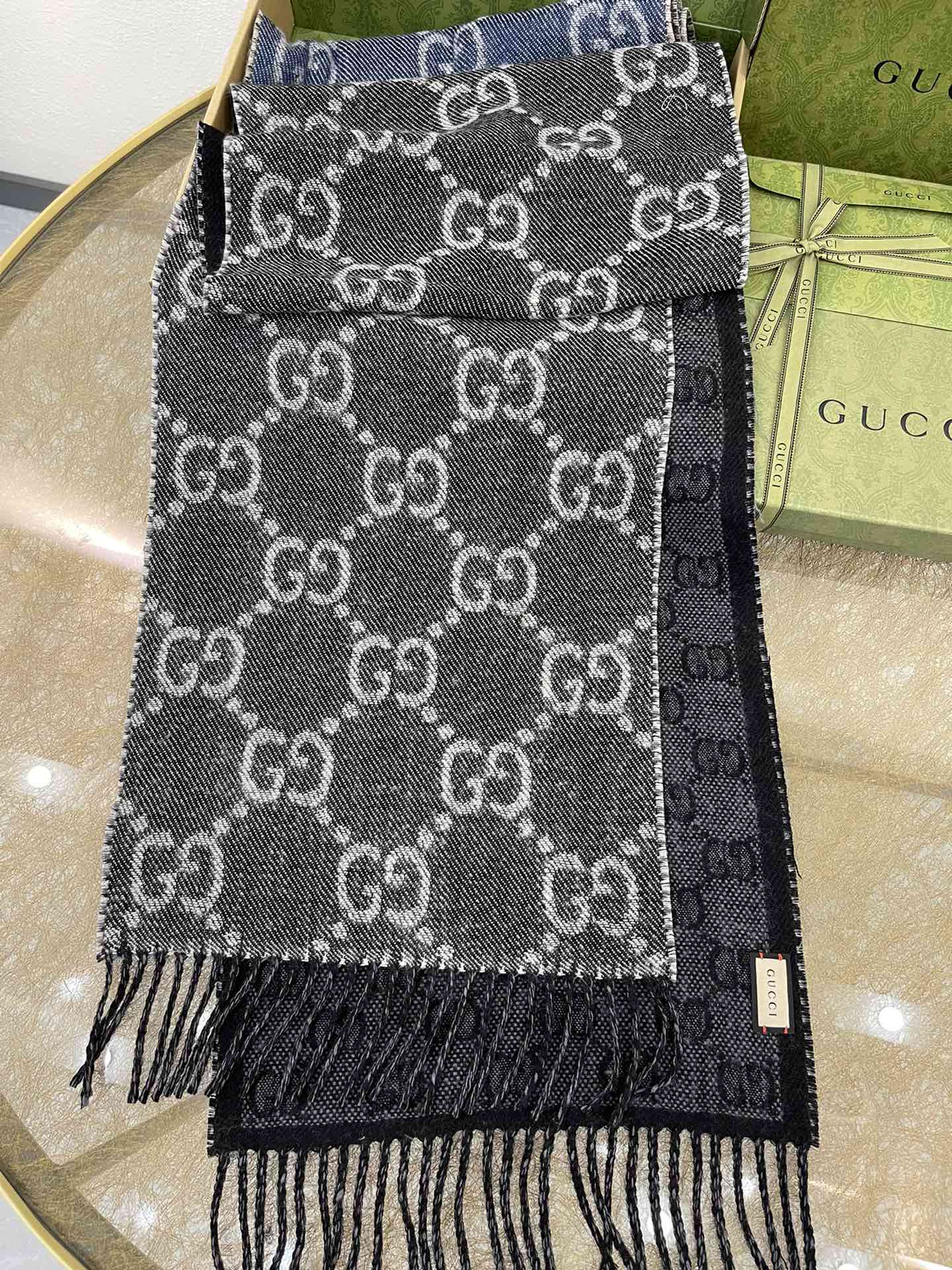 GUCCI古驰GG图案双面羊毛围巾676610