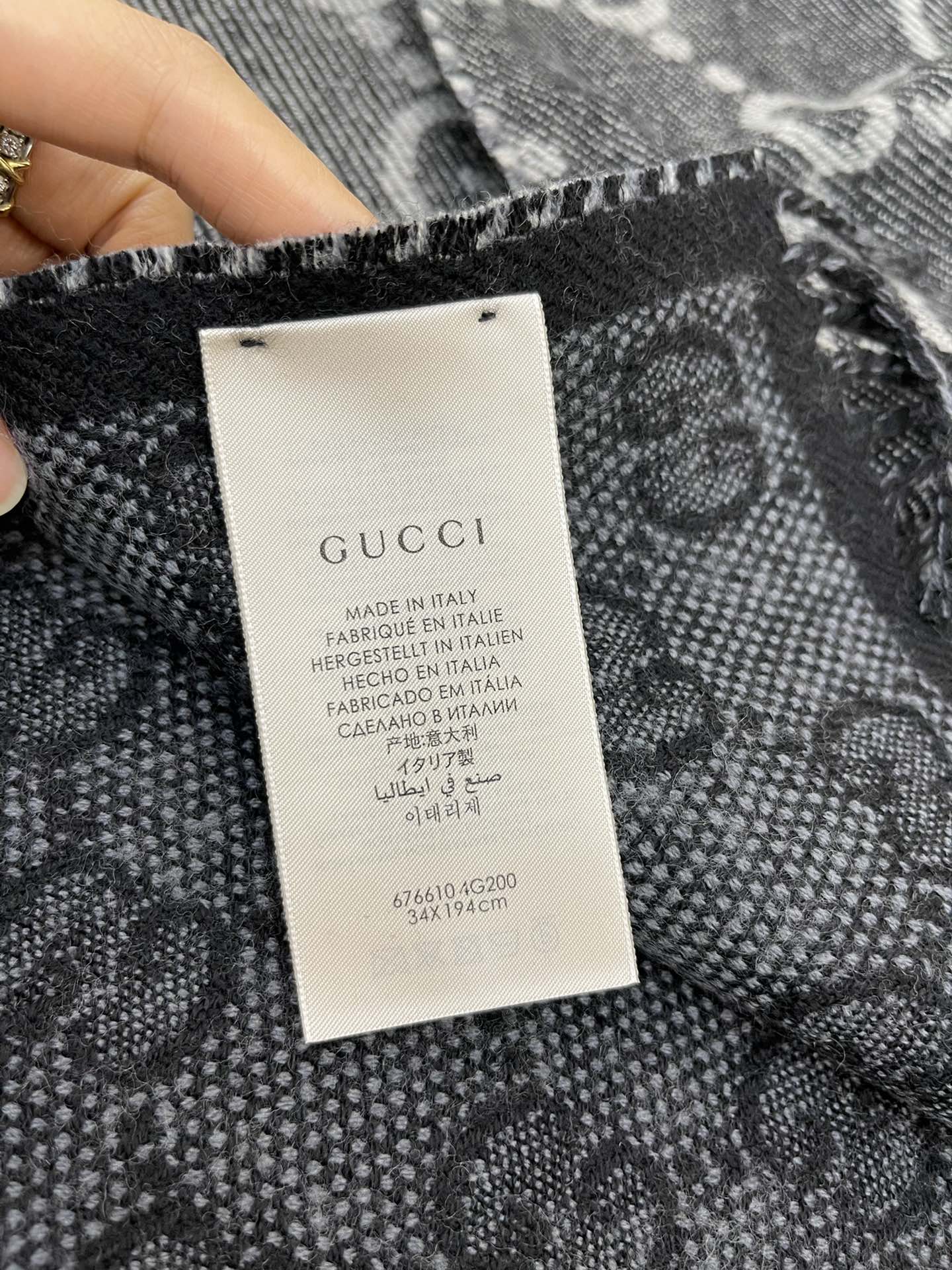 GUCCI古驰GG图案双面羊毛围巾676610