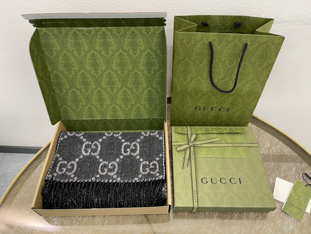 GUCCI古驰GG图案双面羊毛围巾676610