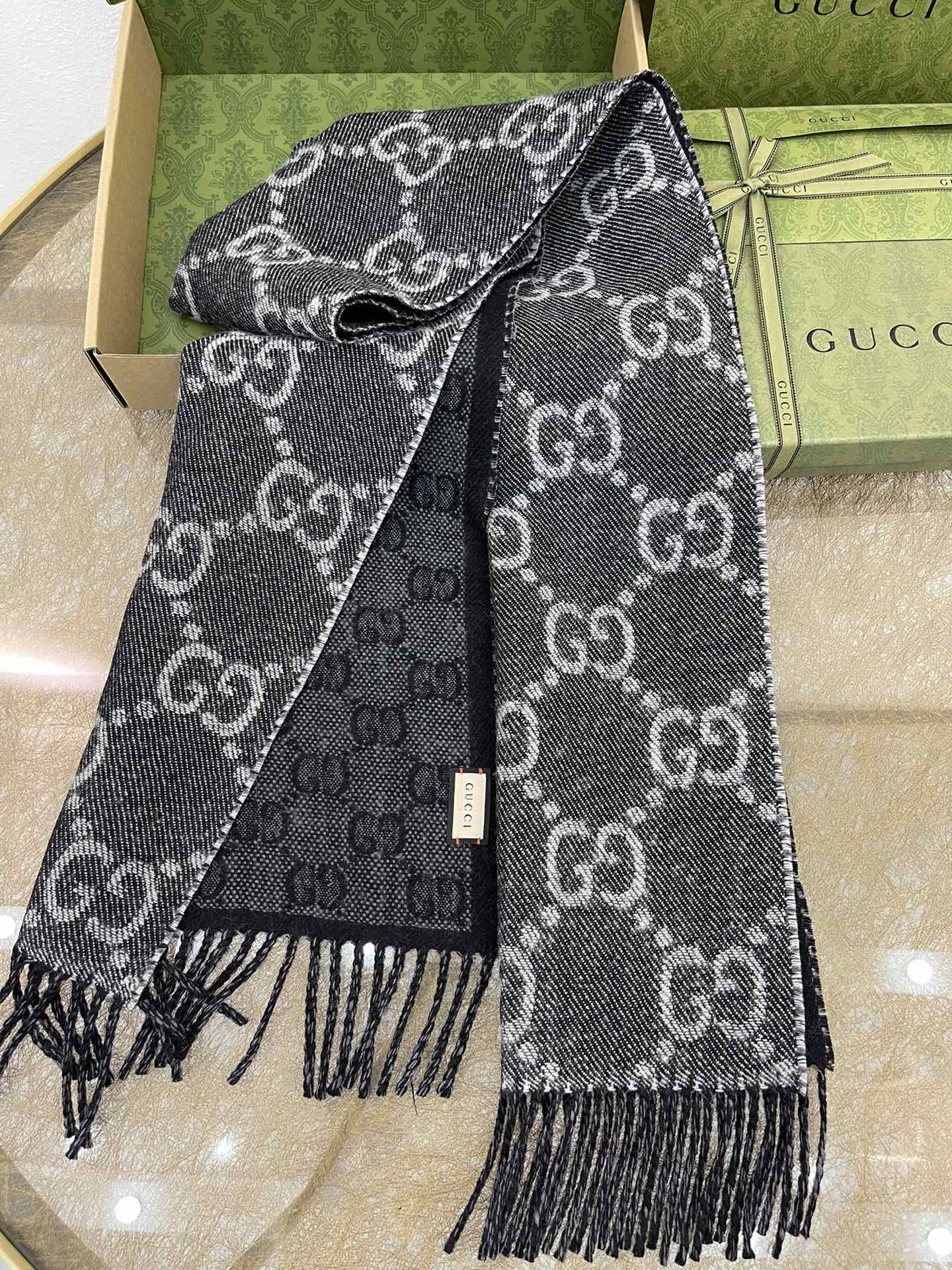 GUCCI古驰GG图案双面羊毛围巾676610