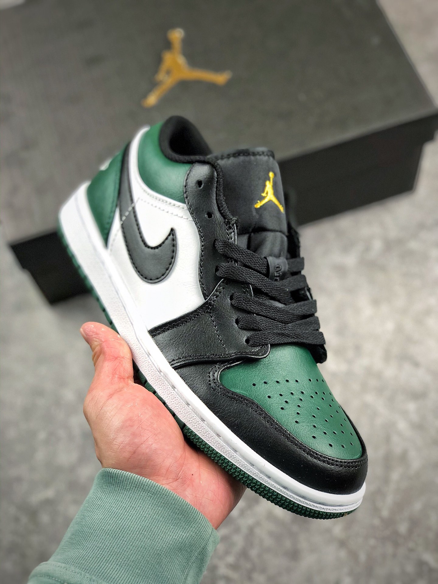 本地自取 支持放店
Air Jordan 1 Low “Green Toe”2021新黑绿脚趾

无原鞋不开发 无限还原 
原厂内置气垫魔块 A模大底 
头层小牛皮 鞋舌AJ原厂专用牛津布+AJ专用反口珍珠布+原厂无杂质高弹内里海棉+特殊封边弹力鞋带+原厂中底线 尾端不分X
请认准自己的版本 

货号：553558 371
尺码：36 36.5 37.5 38 38.5 39 40 40.5 41 42 42.5 43 44 44.5 45 46 47.5