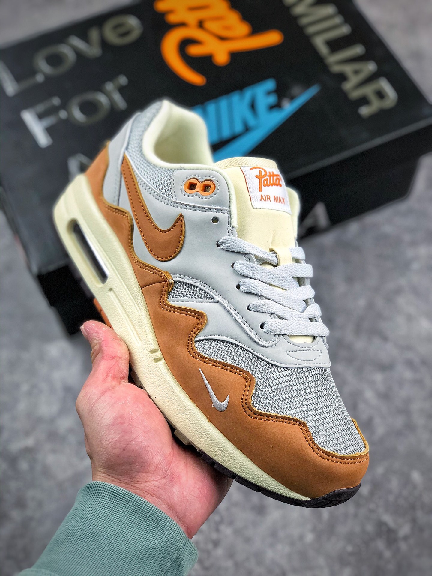 本地自取 终端放店
Patta x Nike Air Max 1 联名款麂皮拼接半掌气垫复古跑鞋 
#整双鞋采用了十分经典的白色为主调呈现，搭配上橙色的包边妆点，营造出熟悉的复古气质。
#鞋面材质以银色网眼与白色皮革材质打造，传统的鞋身包围将传统造型换为了波浪样式，并且选择了质感高级的麂皮材质，既保证了透气性又不失质感。
货号：DH1348-001
尺码：36 36.5 37.5 38 38.5 39 40 40.5 41 42 42.5 43 44 44.5 45 46