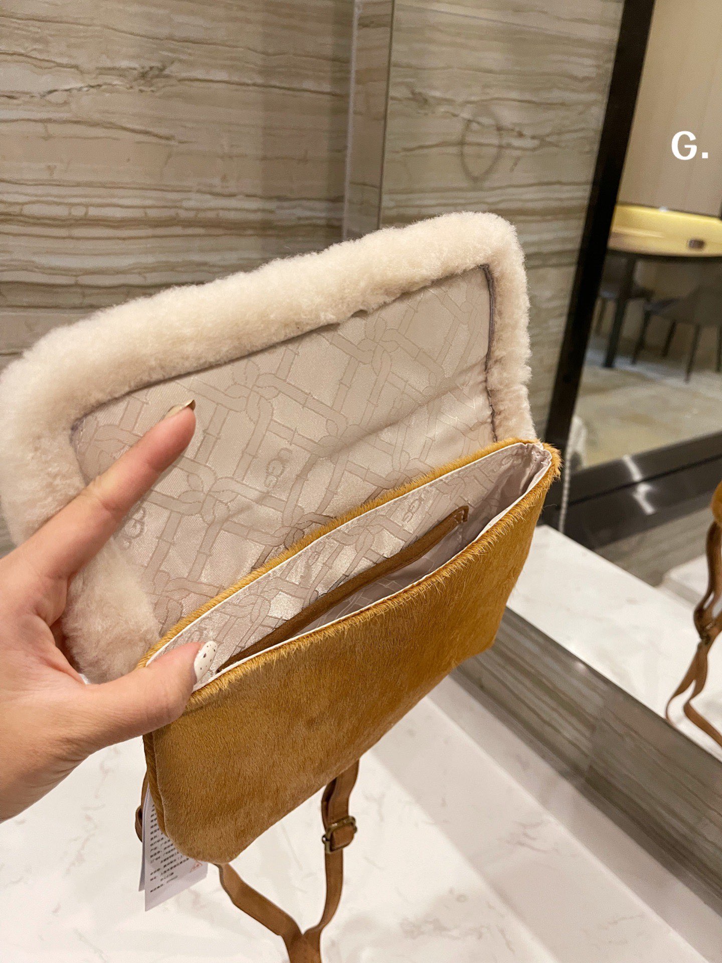 “High-Quality Lamb Wool and Two-Skind Cattle Fur Slashy Bag – 24×18 cm Dimensions” - 图片 9