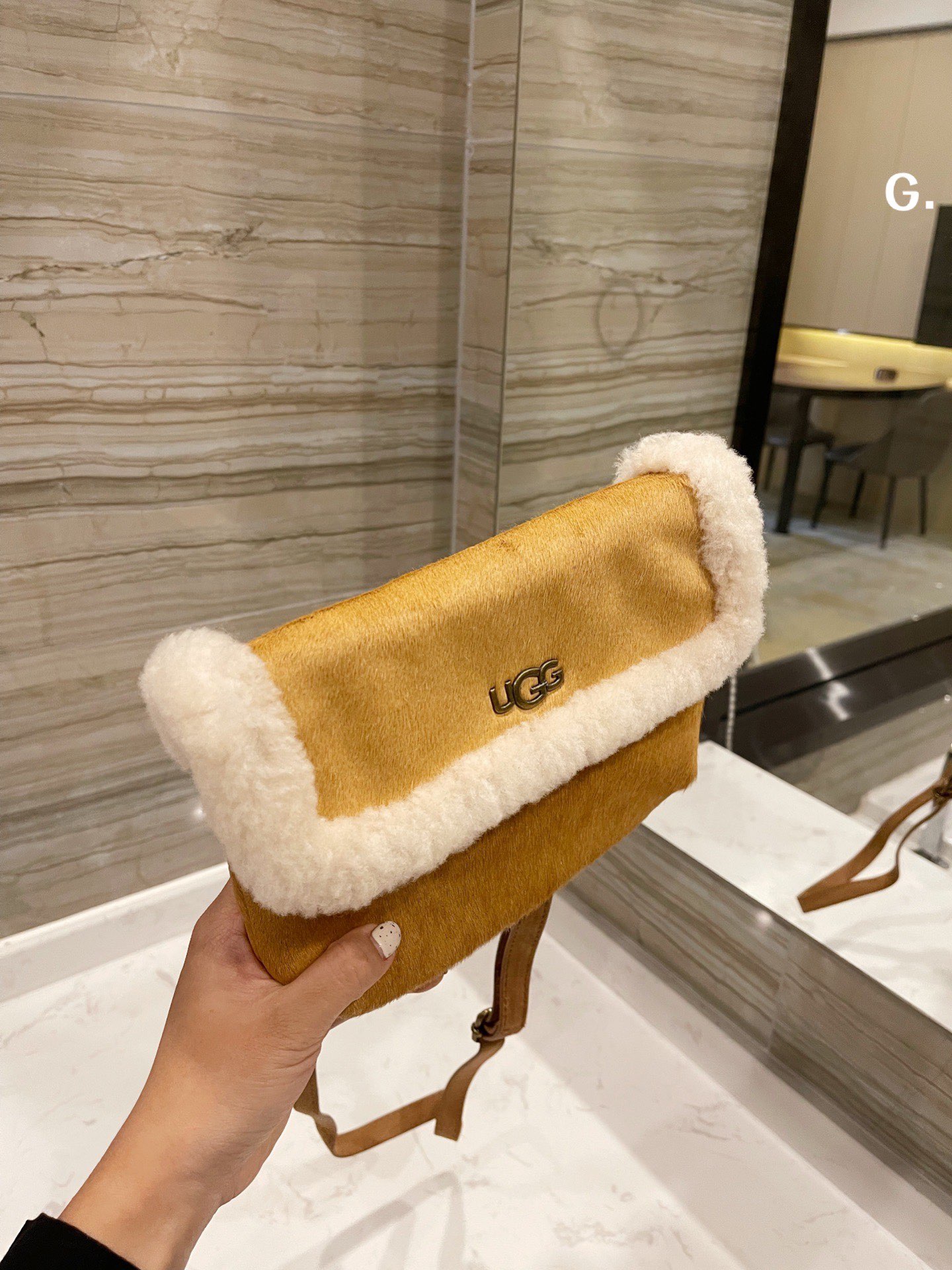 “High-Quality Lamb Wool and Two-Skind Cattle Fur Slashy Bag – 24×18 cm Dimensions” - 图片 2