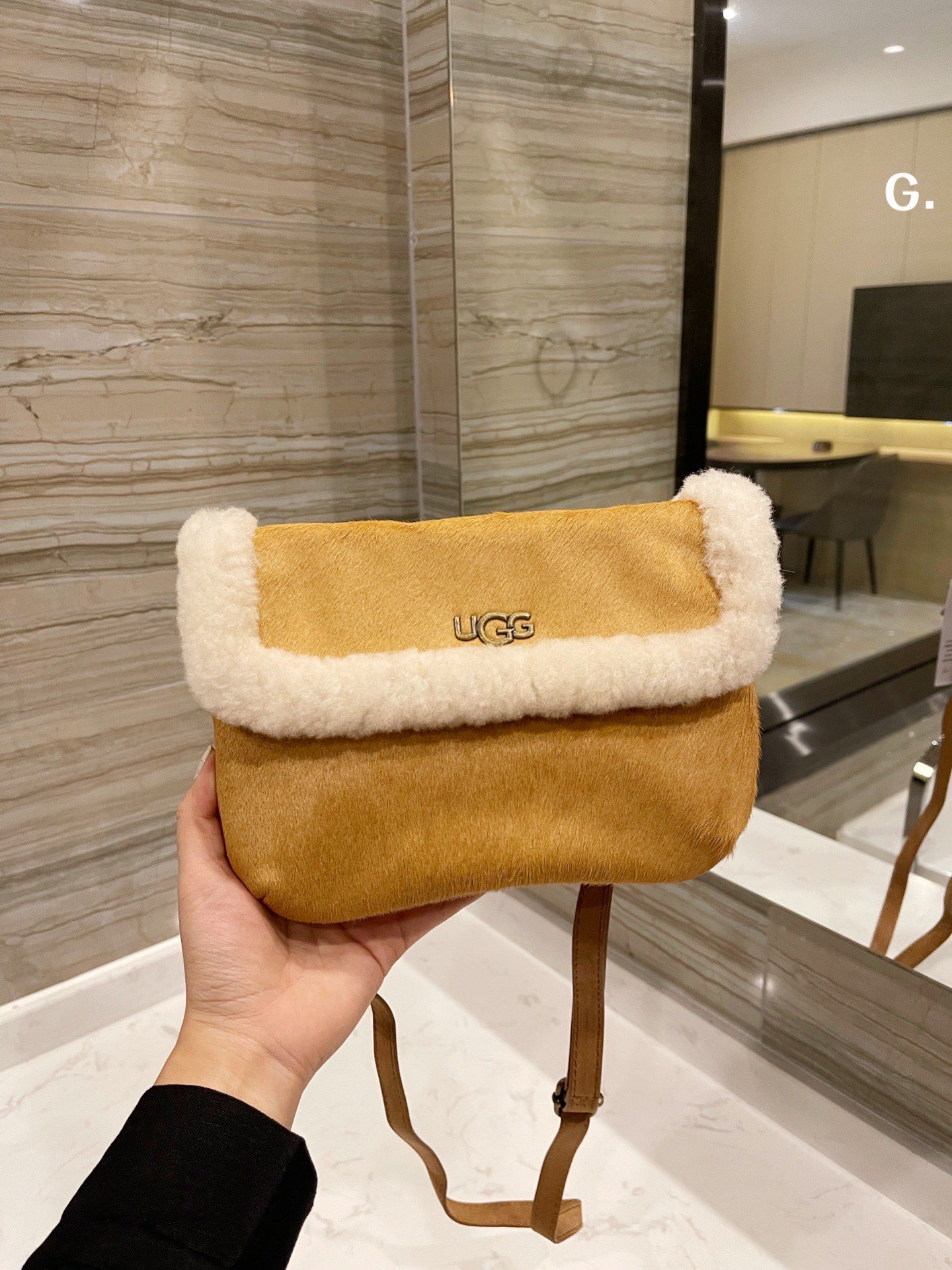 “High-Quality Lamb Wool and Two-Skind Cattle Fur Slashy Bag – 24×18 cm Dimensions” - 图片 1