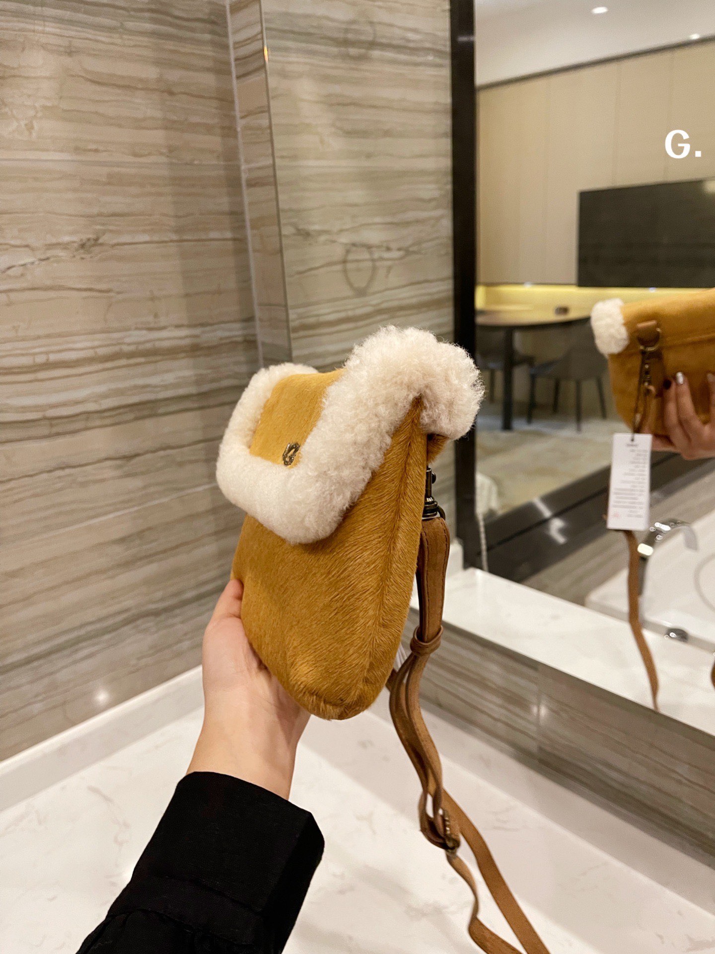 “High-Quality Lamb Wool and Two-Skind Cattle Fur Slashy Bag – 24×18 cm Dimensions” - 图片 6