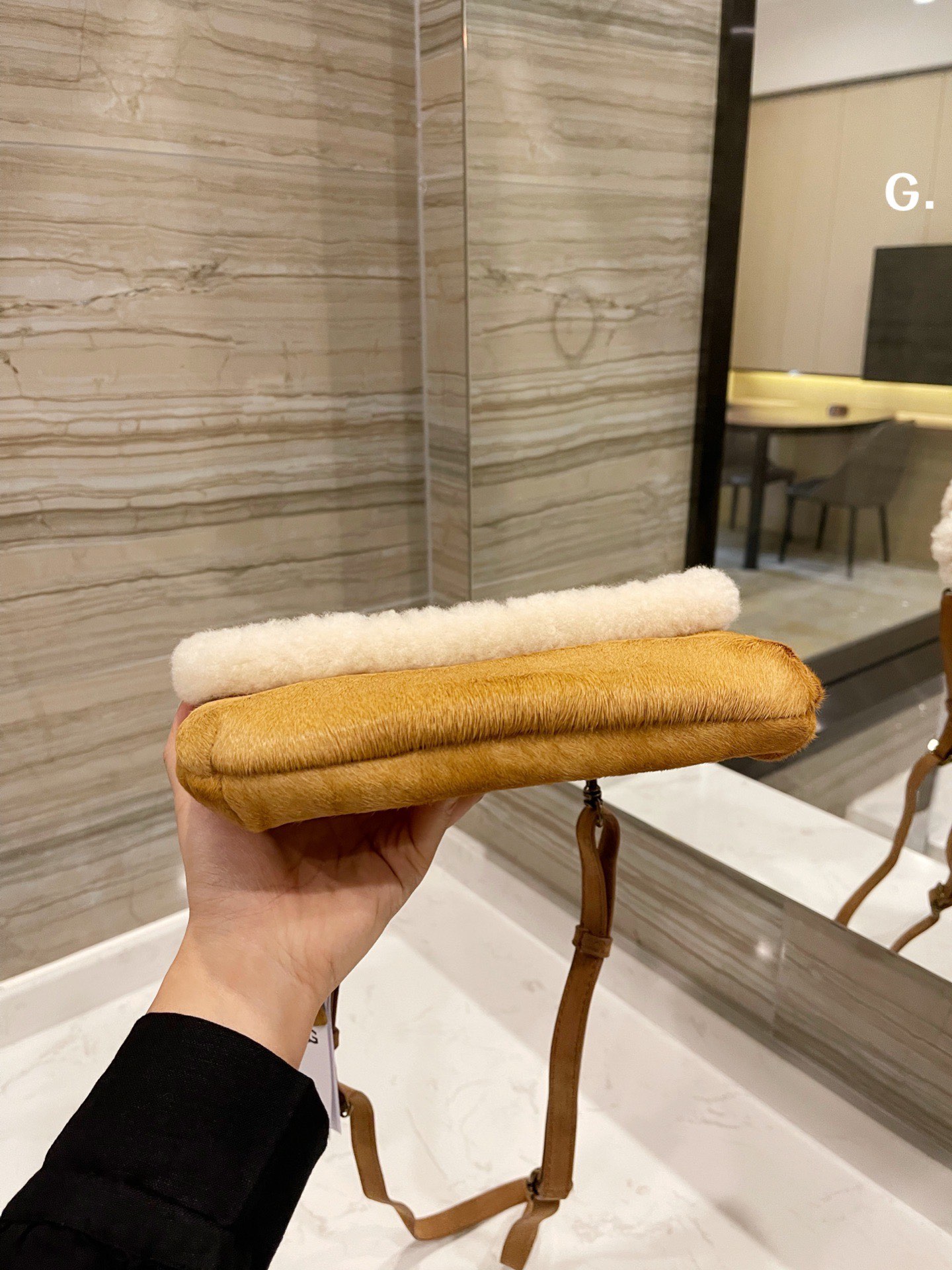 “High-Quality Lamb Wool and Two-Skind Cattle Fur Slashy Bag – 24×18 cm Dimensions” - 图片 4
