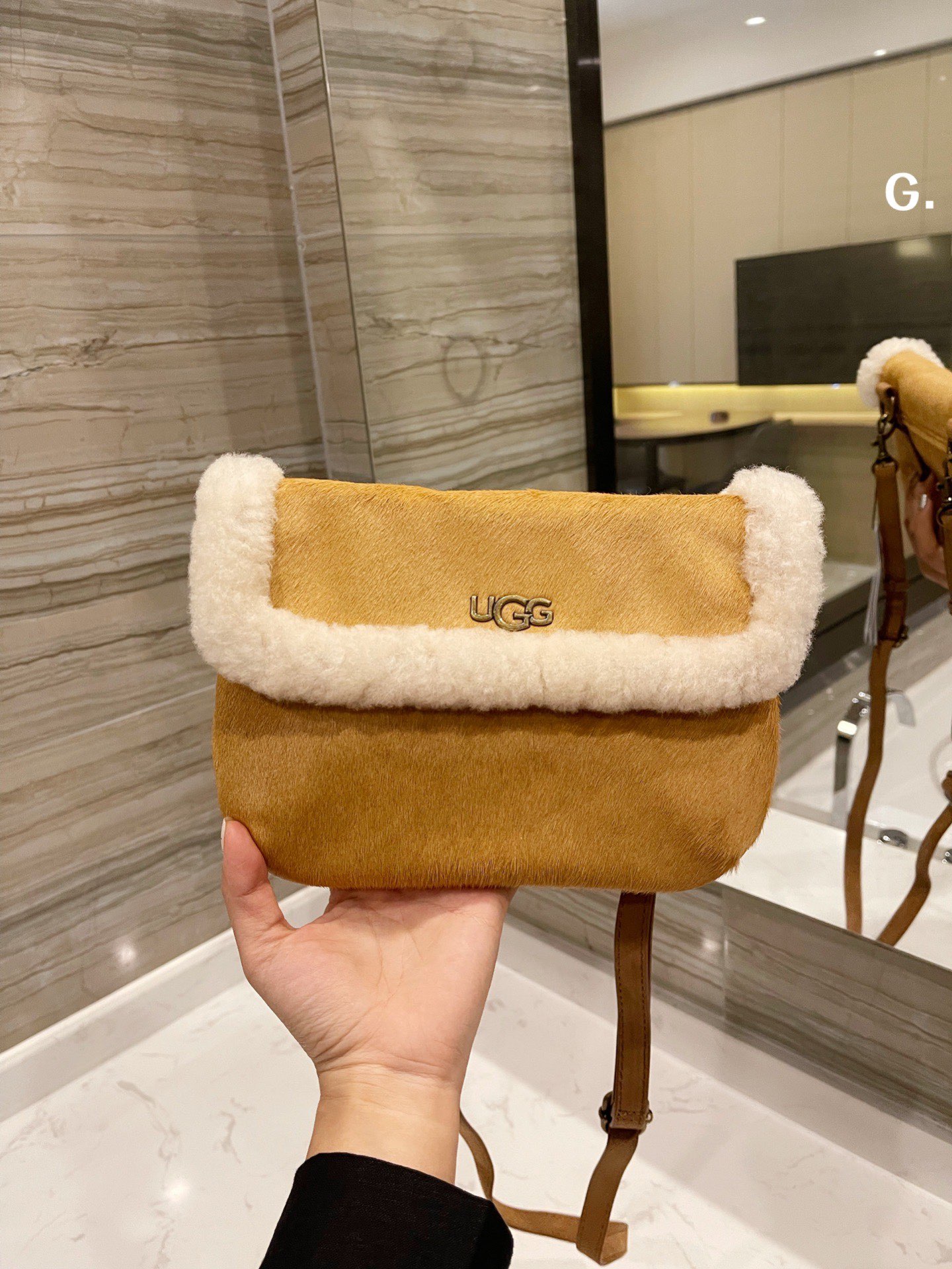 “High-Quality Lamb Wool and Two-Skind Cattle Fur Slashy Bag – 24×18 cm Dimensions” - 图片 5