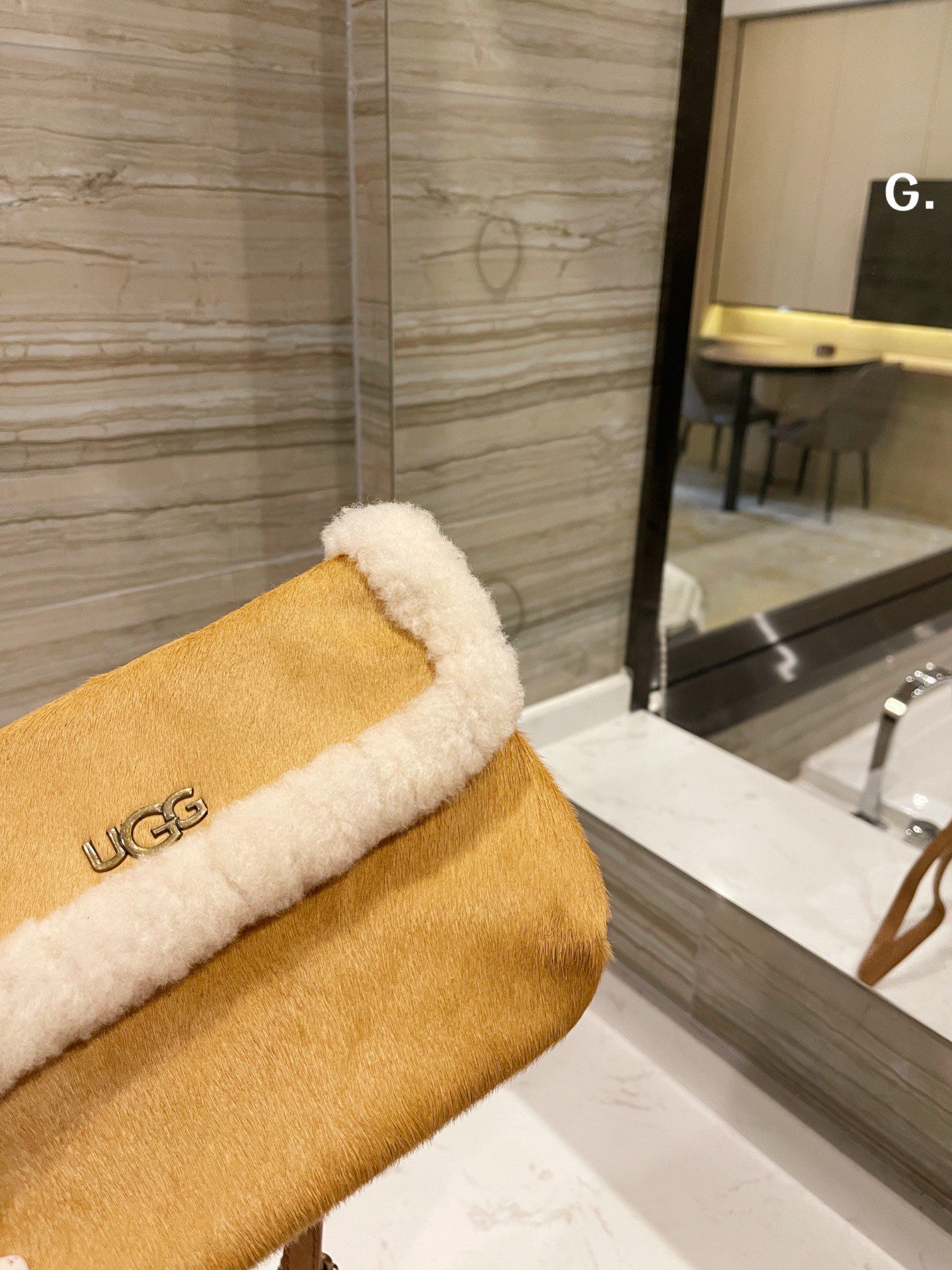 “High-Quality Lamb Wool and Two-Skind Cattle Fur Slashy Bag – 24×18 cm Dimensions” - 图片 3