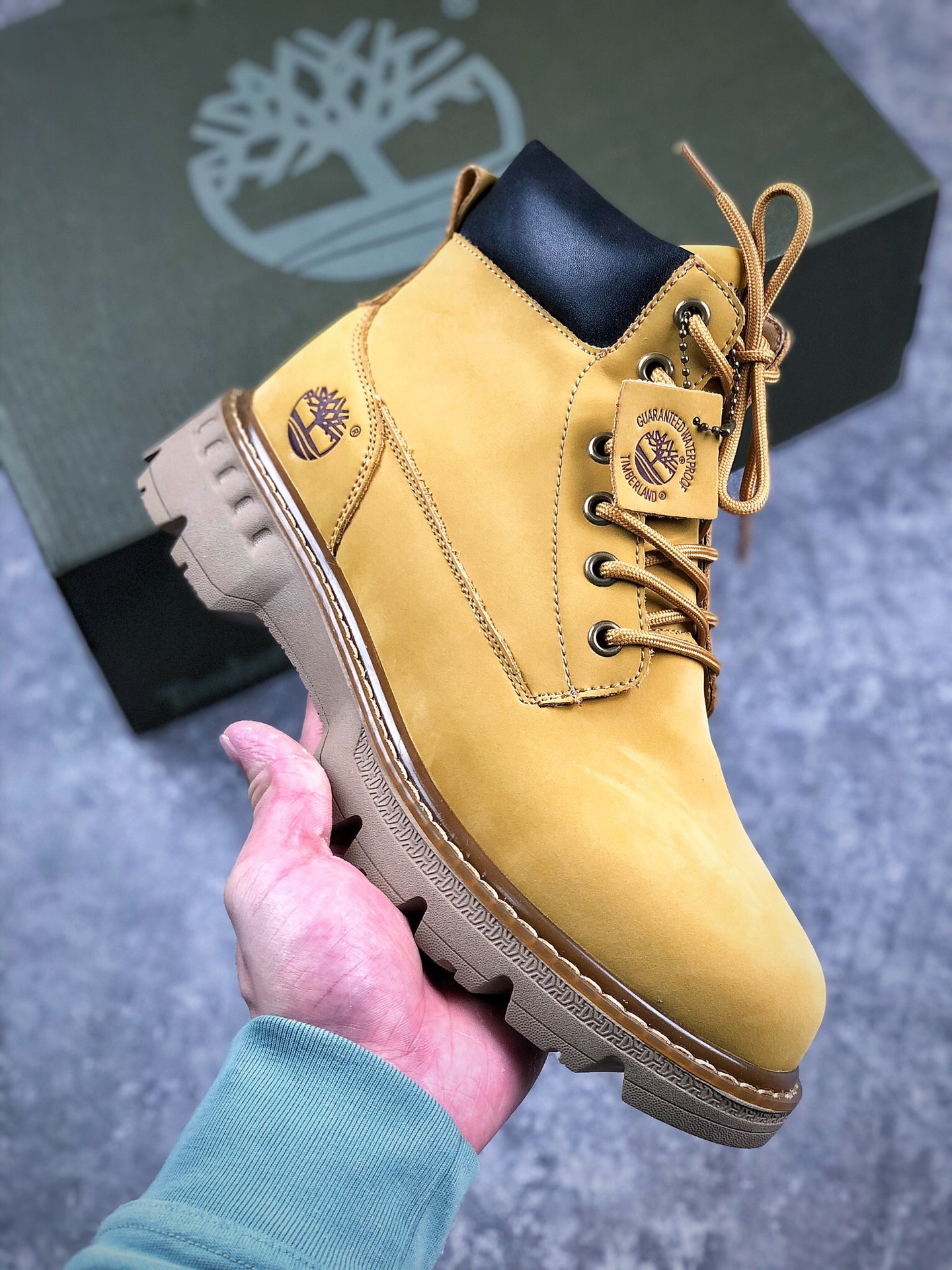 本地自取 核心放店
Timberland 天伯伦/添柏岚
经典大黄靴 加毛出货
广东大厂出品 市面唯一正确版本 60年最冷寒冬 防寒必备 防寒效果极好 橡胶防滑大底与正品完全一致 原单进口 五金 专柜全套包装 市面最高版本 欢迎各种对比 原装渠道市面仅此一家（防寒必备）
尺码 ：38 39 40 41 42 43 44 (皮鞋码）北方建议买大一码