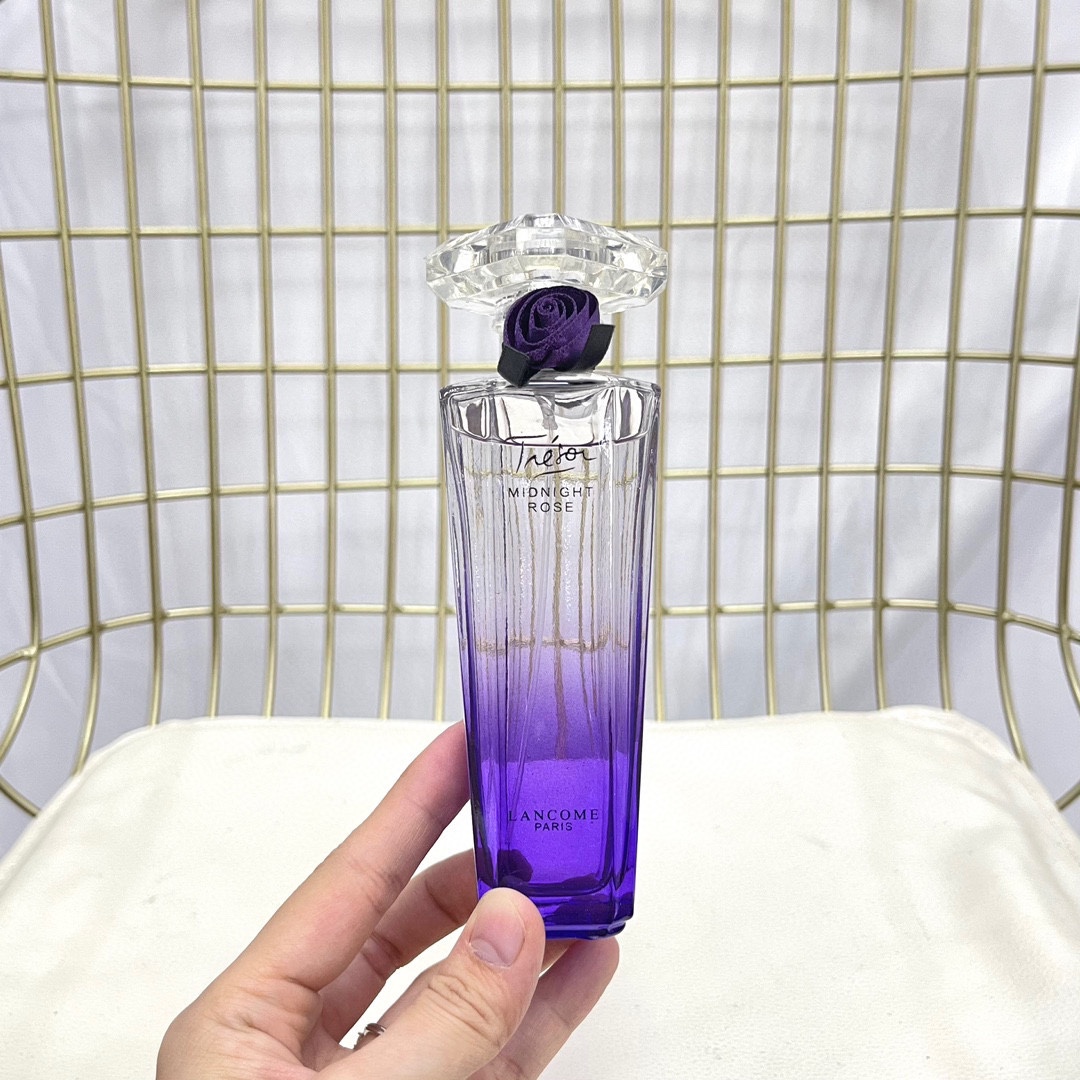 Lancôme Midnight Rose Fragrance 75ml
Lancôme Cherish Midnight Rose Women's Perfume 75ml. Top notes: raspberry, blueberry Middle notes: rose, jasmine, pink peppe