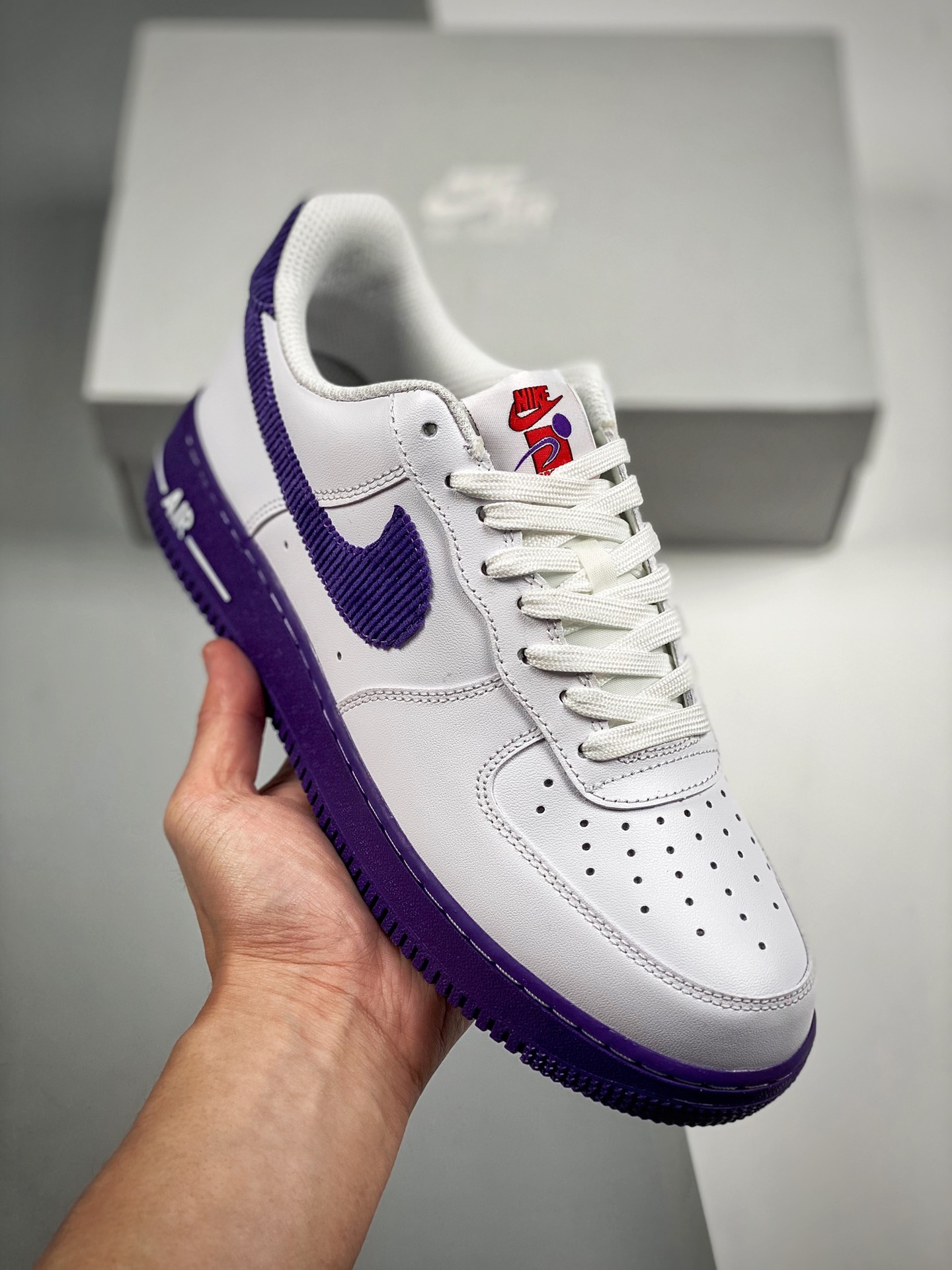 Nike Air Force 1 Low blanco púrpura, horma original y cartón original, creando la auténtica versión Air Force, enfocado…