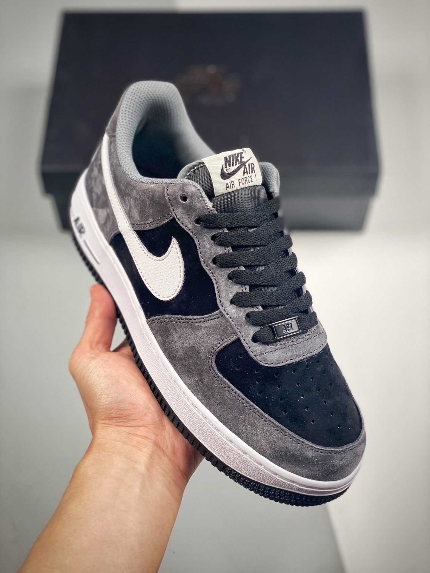 Nike Air Force 1 Low ante gris oscuro, horma original y cartón original, creando la auténtica versión Air Force, enfoca…
