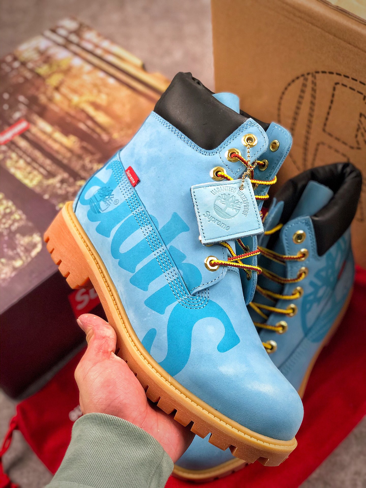 本地自取 核心放店 
全网独家首发 Timberland X Supreme  添柏岚  强限定款 OTimberland 经典防水靴为蓝本进行设计，共 出黄、黑、蓝三款配色  原档案数据开发量产 原厂比配 所有细节完全官网同步一致 海淘高端客户可了解优质牛巴革打造鞋面，同时注入PrimaLoftR保暖材质与环保橡胶大底。鞋身两侧可以看到两大联名品牌Logo，极其显眼，倒放的OSupreme字样彰显出其一贯独有的街头态度。 国外销售渠道淘宝各网店 全部限量 全新工艺升级 品质毋庸置疑 全新原厂包装鞋盒 手提袋配件 
Size： 39.5 40 41 42 43 44 45 男码偏大一码