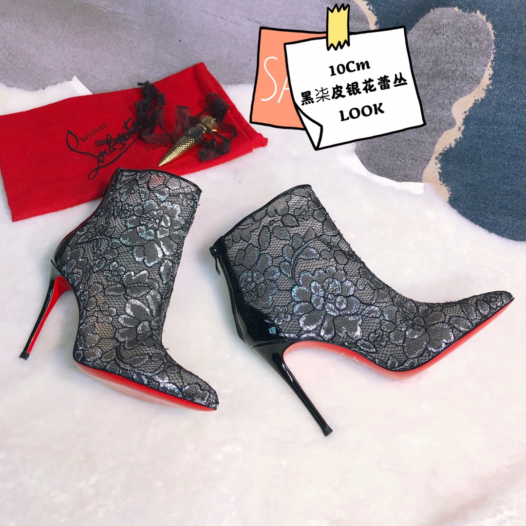 NO:337120,High-end customized autumn and winter boot series!  H10Cm, size 34-42. Private mold trademark zipper. 902-Black leather black silver lace. Official website synchronization Standard European code Reference:902- Color:black Material:patent Lining:goat leather Heel height:10Cm Sole:leather sole Size:EUR 35-42 (US 4-11):,,christian louboutin,boots19860909高端订制 秋冬靴系列！ H10Cm,尺码34-42码.私模商标拉链 .902-黑柒皮黑银蕾丝.官网同步 标准欧码 Reference:902- Color:black Material:patent Lining:goat leather Heel heigh:10Cm Sole:leather sole Size:EUR 35－42（US 4一11) :,,christian louboutin,boots,Women's Shoes