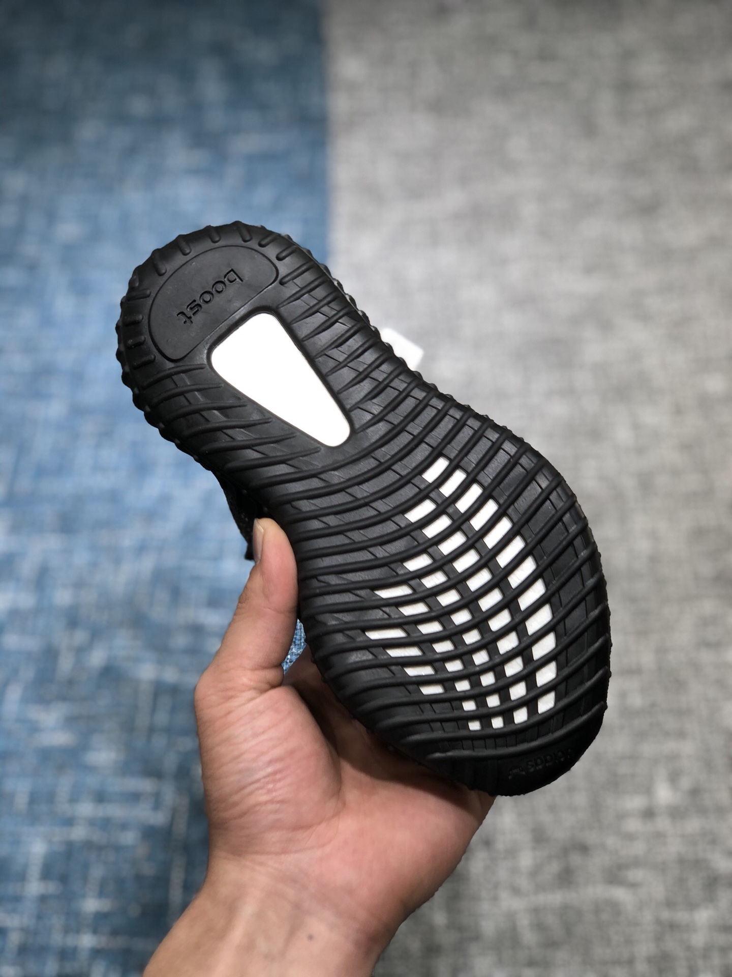 图片[4]-加毛款 冬季专属 ❗️加绒满天星 全新批次出货 独家供应👏Yeezy 350v2 黑满天星 童鞋#同步官方发售版本 市场唯一正确版本 原厂纸板开模 原厂织面，市售唯一巴斯夫童鞋，专供外贸 中文盒标齐全 完全可充正操作 货号：FU9007 尺码：28-35-选品中心