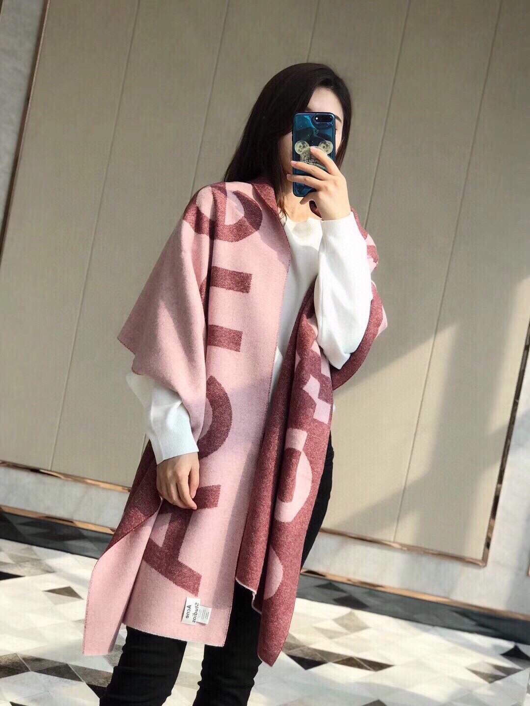 P来自瑞典的Acne   Studios一直以其前卫大胆又简约富有质感的风格带出各路大热款。将简约穿出一
