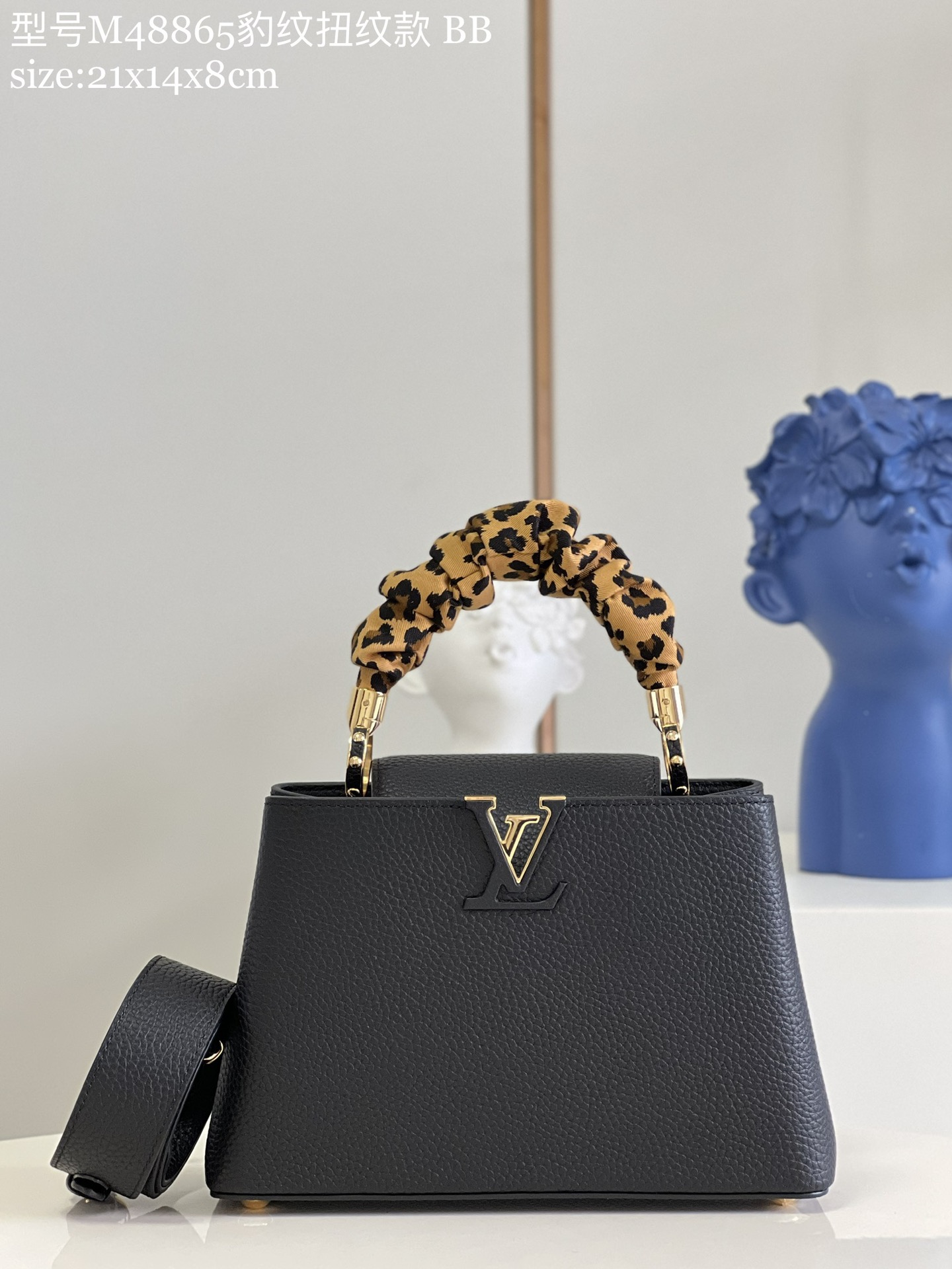 NO:398070,[Exclusive real-life M48865 leopard print twisted pattern small] M58732 This Capucines small handbag is made of Taurillon leather, with animal printed twill pleats on the top handle to release new features, and a removable wide shoulder strap provides shoulder and crossbody options. The flap is collected and reads LV letters, and the exterior reveals a graceful atmosphere. Size: 21x14x8cm N.1250, LV [original leather], louis vuitton19860909【独家实拍M48865豹纹扭纹款 小号】M58732 本款 Capucines 小号手袋取材 Taurillon 皮革,以顶部手柄的动物印花斜纹抽褶释放盎然新趣,可拆卸宽肩带提供肩背和斜挎选择.翻盖内收读取 LV 字母,外置流露婉约气息.size:21x14x8cm N.1250,LV【原厂皮】,louis vuitton,Bag