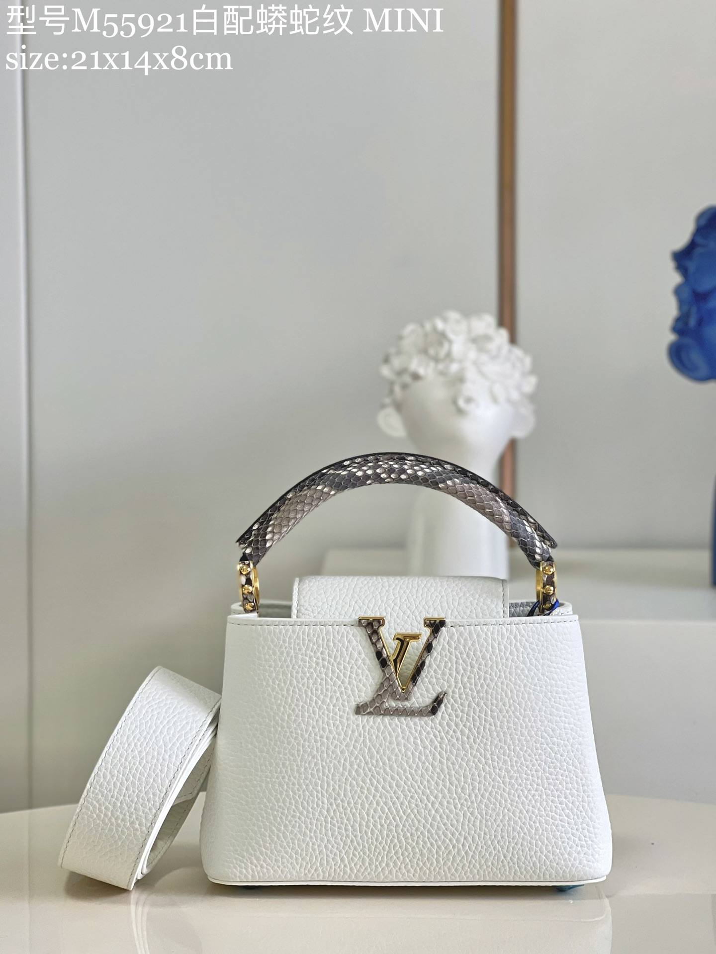 NO:398074,【Exclusive real photo of M55921 white with python pattern mini】M96467 Capucines mini handbag imported from France, shiny metal trim, unique Capucines cover can be included in the bag to display letter logos, and can be turned outward, presenting Monogram Flower pattern size: 21x14x8cm kl.,LV【original leather】,louis vuitton,cowhide19860909【独家实拍M55921白配蟒蛇纹 迷你】M96467 Capucines 迷你手袋 法国进口小牛皮,闪亮的金属饰件,特有的Capucines搭盖既可收入包内展示字母标识,又可外翻 呈现Monogram Flower图案 size:21x14x8cm kl.,LV【原厂皮】,louis vuitton,cowhide,Bag