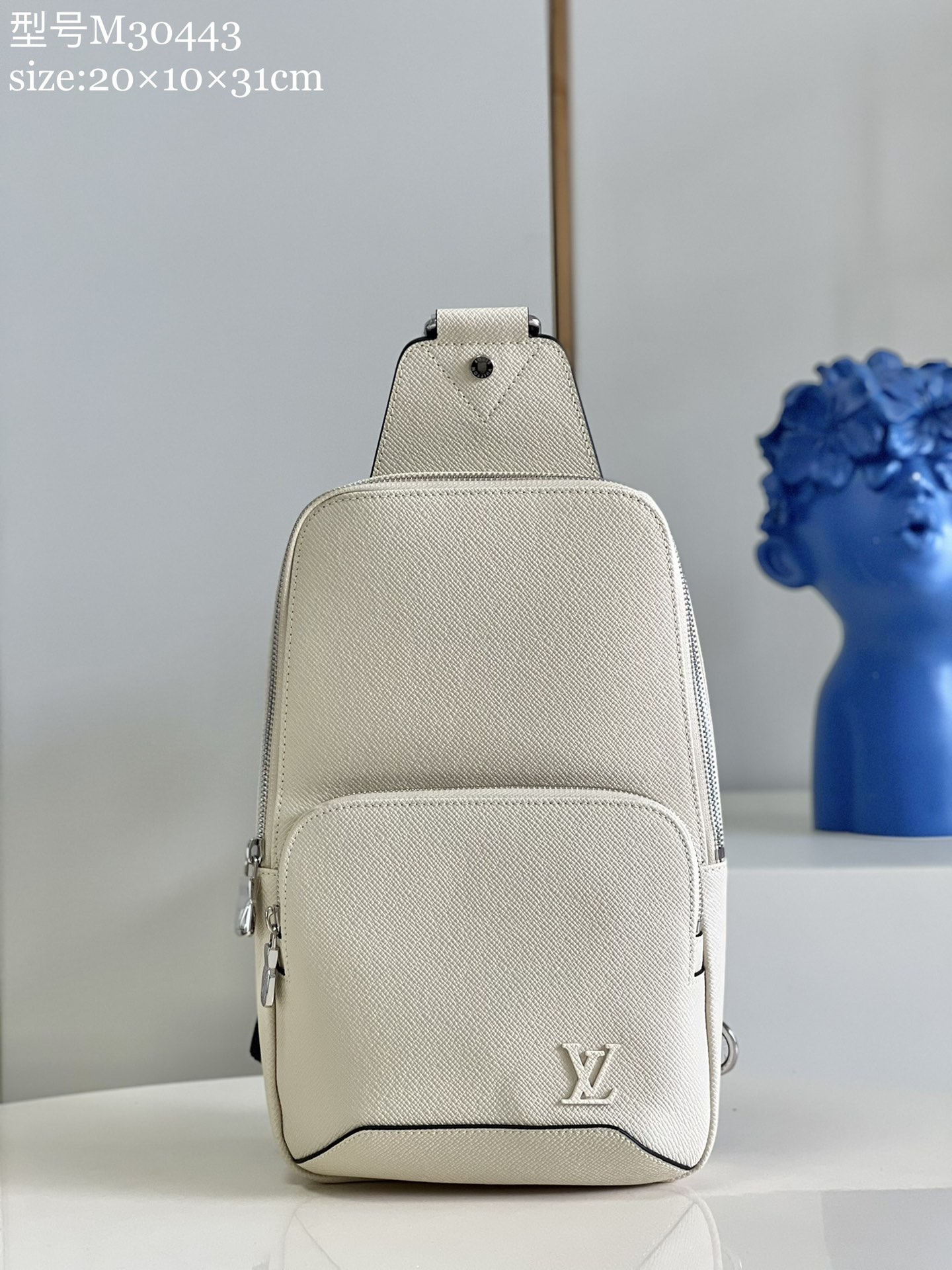 NO:398078,【Exclusive real photo M30443 white】 Avenue shoulder bag uses Taga leather to outline the iconic lines, embellish LV letters, and has the function of the front zipper bag and inner patch pocket, providing a trendy choice other than traditional backpacks. Adjustable shoulder straps and hooks to achieve left and right carrying mode. Detailed features 20 x 31 x 10 cm (length x height x width) z.,LV [original leather],louis vuitton,shoulder bags19860909【独家实拍M30443 白色】Avenue 单肩包采用 Taga 皮革勾勒标志性线条,点缀 LV 字母,更有前拉链袋与内贴袋融入功能性,提供传统双肩包之外的潮流之选.可调节肩带与钩扣实现左右背携方式.详细特征20 x 31 x 10 厘米 (长度 x 高 x 宽) z.,LV【原厂皮】,louis vuitton,shoulder bags,Bag