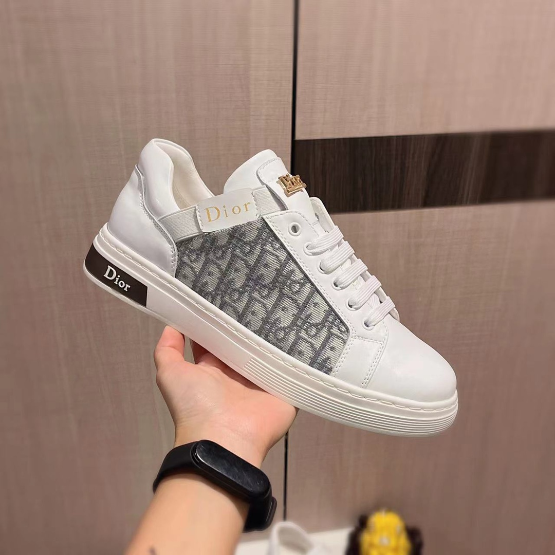 I0     原版1:1 迪奥* 官网•同款高•版本最新•爆款休闲鞋，专柜1:1。顶端品牌 奢侈～代购，顶级～质量。取专柜同卖产品[强]鞋面選用进口透气牛皮搭配布面料材质➕ 透气羊皮内里•精细做工。原版个性时尚柔软橡膠耐磨防滑大底，上脚轻巧舒适，实物拍摄🎬實物更好看，广州码: 38-44。白色，黑色入选