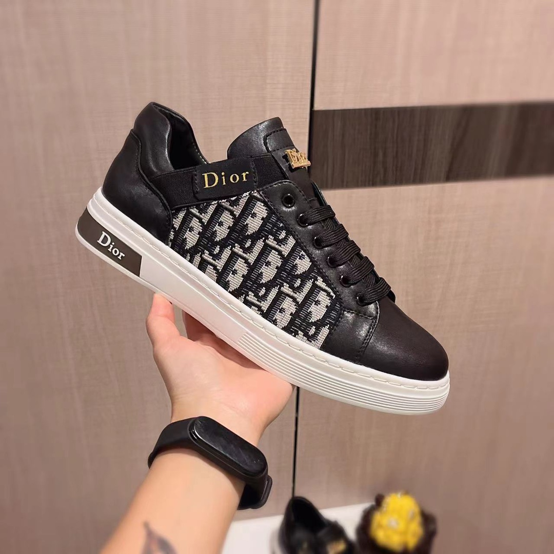 I0     原版1:1 迪奥* 官网•同款高•版本最新•爆款休闲鞋，专柜1:1。顶端品牌 奢侈～代购，顶级～质量。取专柜同卖产品[强]鞋面選用进口透气牛皮搭配布面料材质➕ 透气羊皮内里•精细做工。原版个性时尚柔软橡膠耐磨防滑大底，上脚轻巧舒适，实物拍摄🎬實物更好看，广州码: 38-44。白色，黑色入选