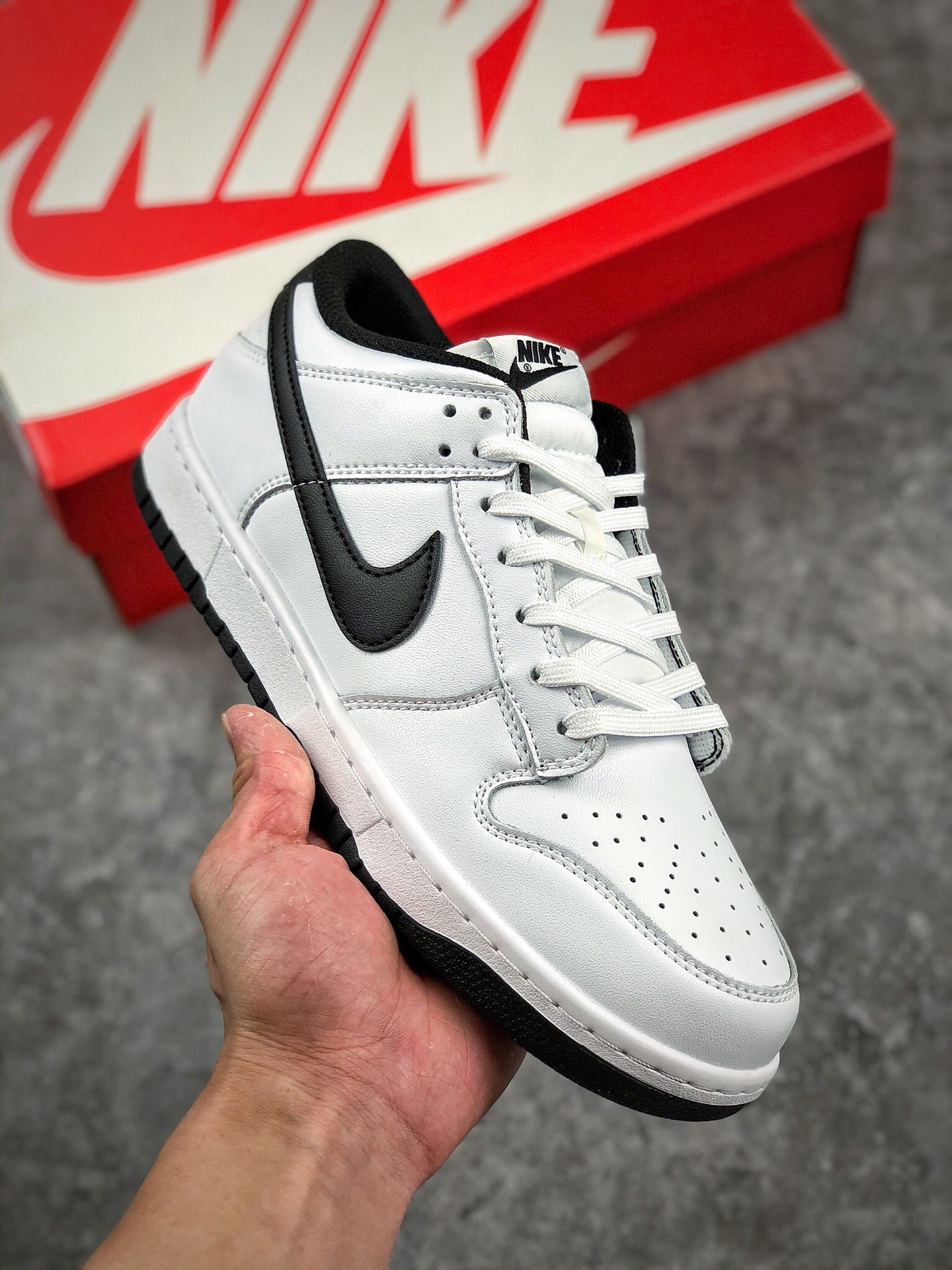 本地自取 终端放货
独家实拍NK Dunk SB Low 黑白休闲运动滑板鞋
大厂出品 极力推荐
原装头层材料 独家版型蒸餾加工
帶來的是更好的视觉和脚感体验
大厂纯原品质出货 清洁度 电绣工艺 皮料切割干净无任何毛边 细节完美 
官方货号: DD1503-113
尺码：36 36.5 37.5 38 38.5 39 40 40.5 41 42 42.5 43 44 44.5 45 46 47.5