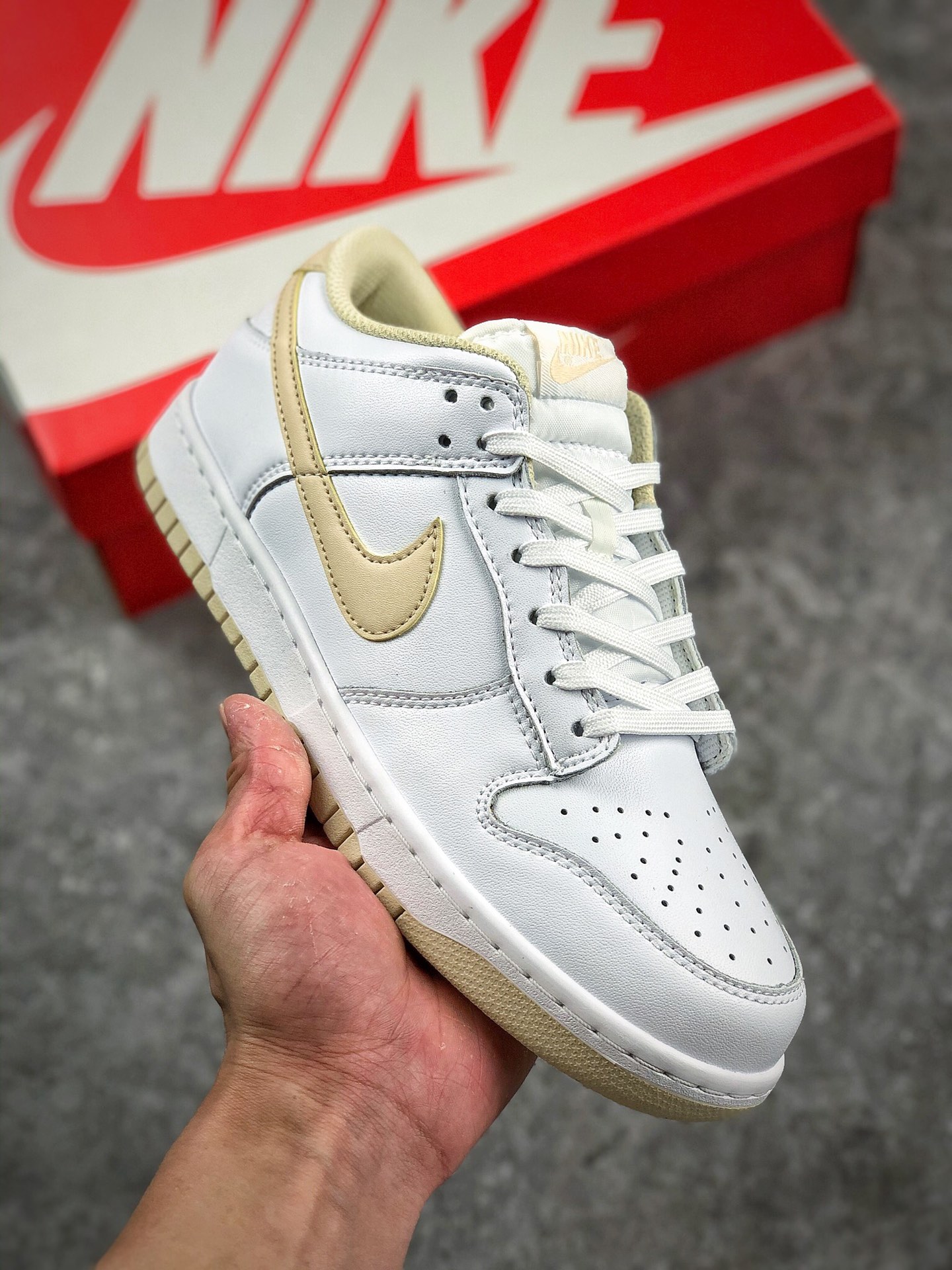 本地自取 终端放货
NK Dunk Low Pearl White珍珠白
原装头层材料 独家版型蒸餾加工
帶來的是更好的视觉和脚感体验
大厂纯原品质出货 清洁度 电绣工艺 皮料切割干净无任何毛边 细节完美
货号：DD1503-110
尺码：36 36.5 37.5 38 38.5 39 40 40.5 41 42 42.5 43 44 45 46 47.5