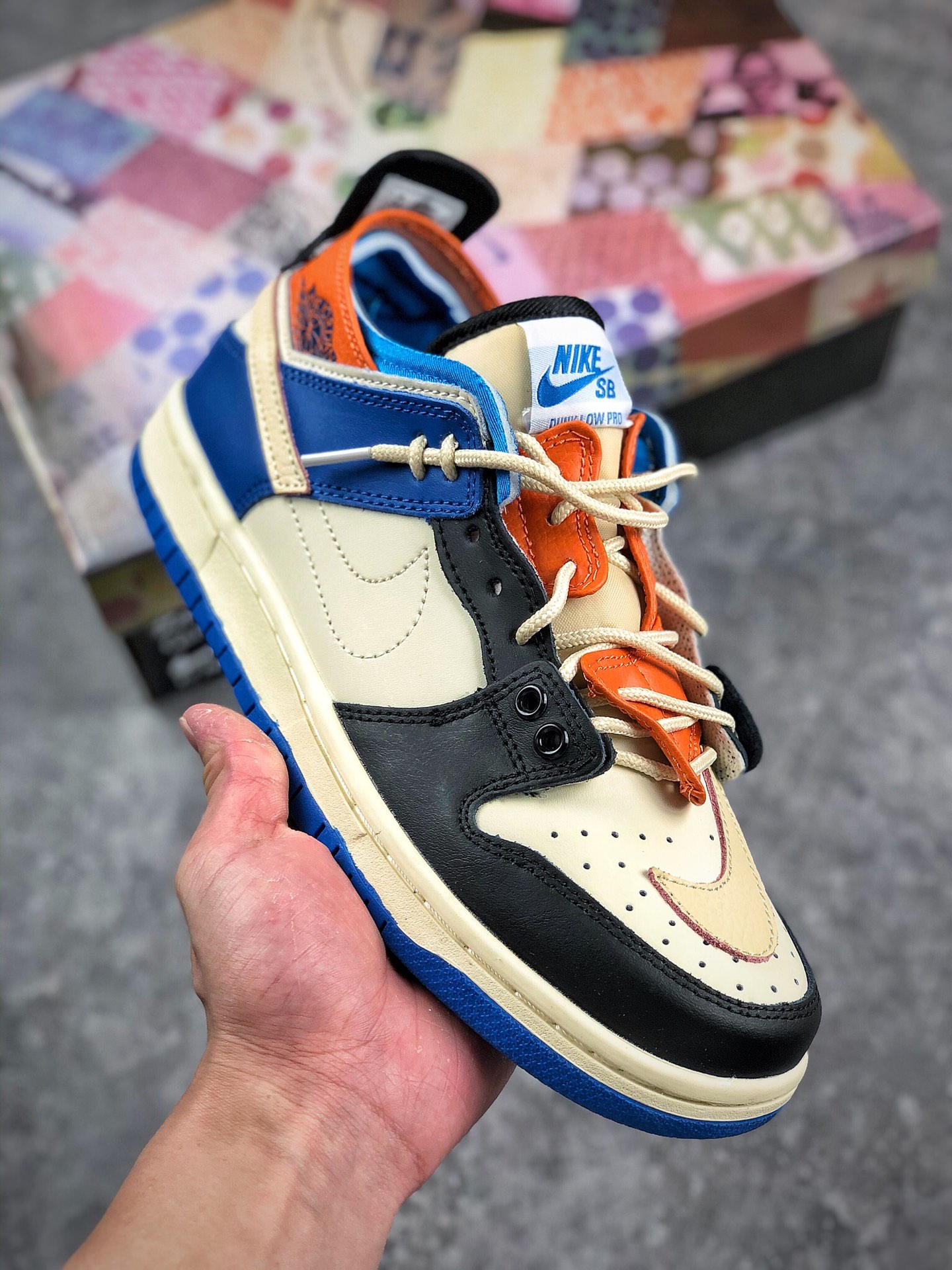 本地自取  支持放店
耐克 Dunk SB low联手EJDER 主理人打造Nike Dunk SB 巴黎时装周走秀，这次EJDER 的设计理念以橙色和蓝色为主，裁片以及套袜式的鞋面呈现。鞋身的钩子和以往的风格有一个质的改变，花样式的鞋带以及穿搭玩法，给玩鞋爱好者提供新花式。
货号：DM7866-140
Size：36 36.5 37.5 38 38.5 39 40 40.5 41 42 42.5 43 44 45