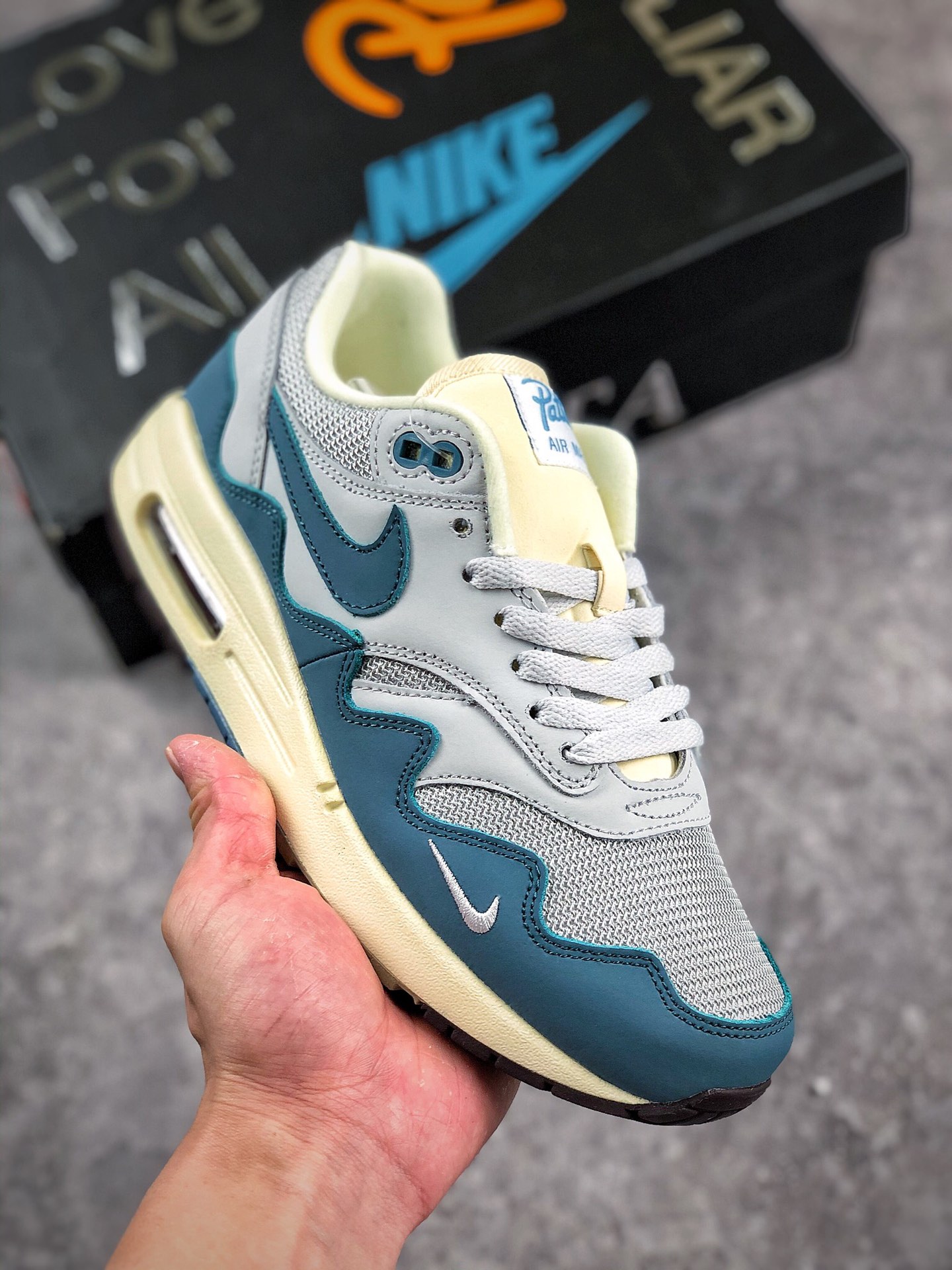 本地自取  终端放店
Patta x Nike Air Max 1 复古半掌气垫跑步鞋 蓝灰 波浪纹 男女同款  货号：DH1348-004
本次 Nike 携手来自荷兰阿姆斯特丹的街头品牌 Patta，共同打造全新特别版 Air Max 1。该鞋款以经典 Air Max 1 为蓝本，同时在元年鞋形的基础上加入新颖元素，即鞋面处采用波浪形图案设计;此外，鞋舌和鞋垫都缀以 Patta 品牌标志;而鞋头处的银色迷你 Nike Swoosh 更为这款联名之作增添了点睛之笔。
尺码：36 36.5 37.5 38 38.5 39 40 40.5 41 42 42.5 43 44 44.5 45