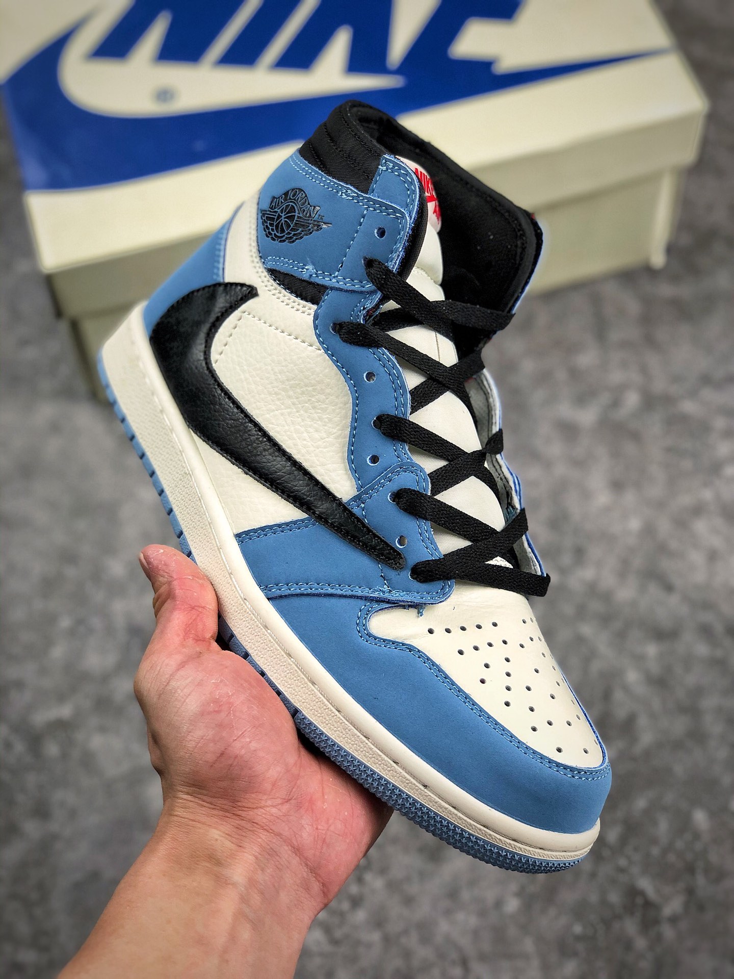 本地自取 终端放货
纯原 最具性价比版本# 年度最重磅球鞋之一‼Travis Scott x Air Jordan 1 AJ1 倒勾 Prime Asia 原厂皮料 绒感清晰，后跟鬼脸logo完美逼真 ，完美鞋型 公司裸鞋般工艺# ，目前市面清洁度鞋型细节最好的版本，正品预售价已上天 这里逼格一模一样 ‼现货供应 
尺码 36-46