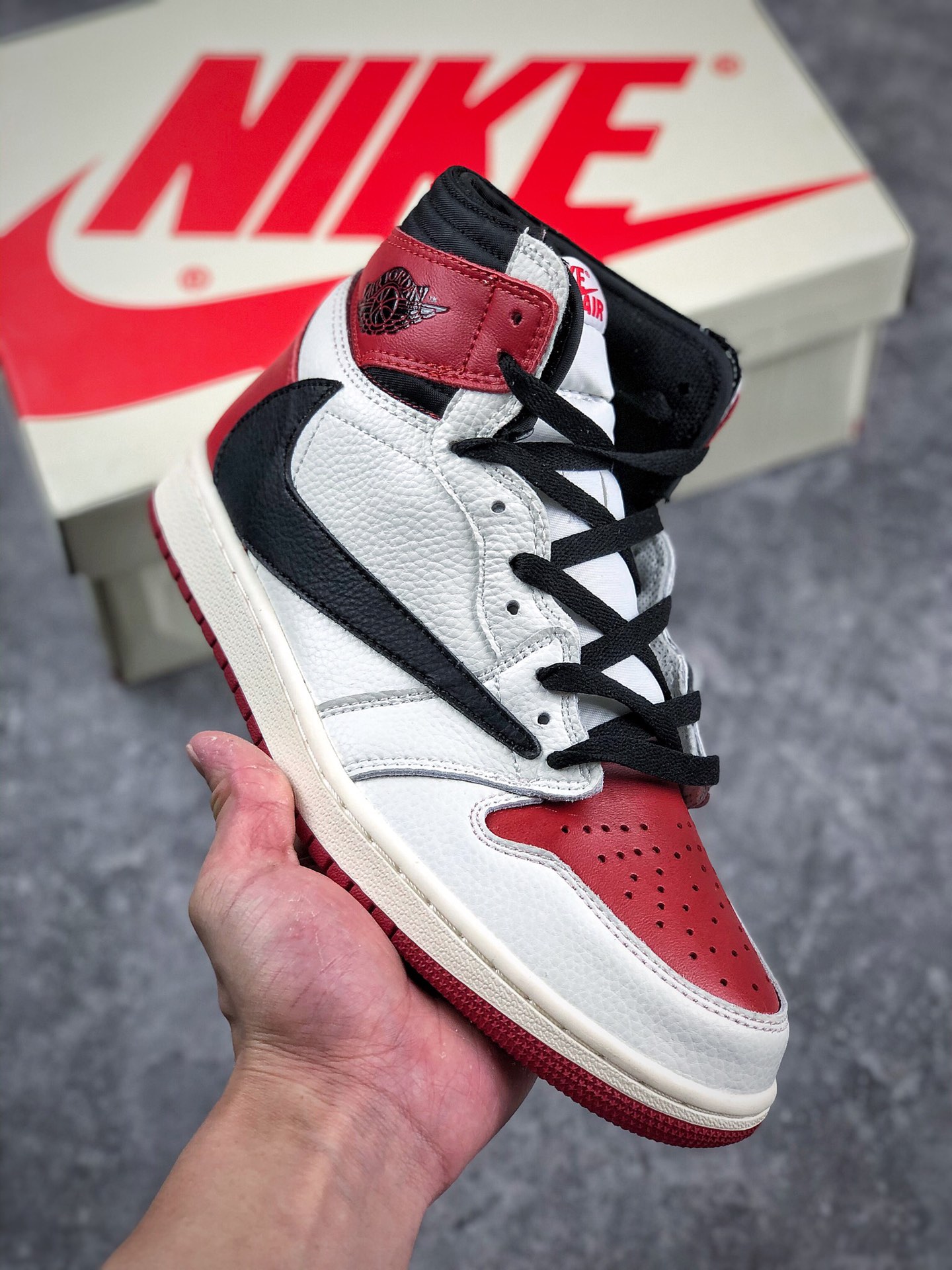 本地自取 终端放货
纯原 最具性价比版本# 年度最重磅球鞋之一‼Travis Scott x Air Jordan 1 AJ1 倒勾 Prime Asia 原厂皮料 绒感清晰，后跟鬼脸logo完美逼真 ，完美鞋型 公司裸鞋般工艺# ，目前市面清洁度鞋型细节最好的版本，正品预售价已上天 这里逼格一模一样 ‼现货供应 
尺码 36-46