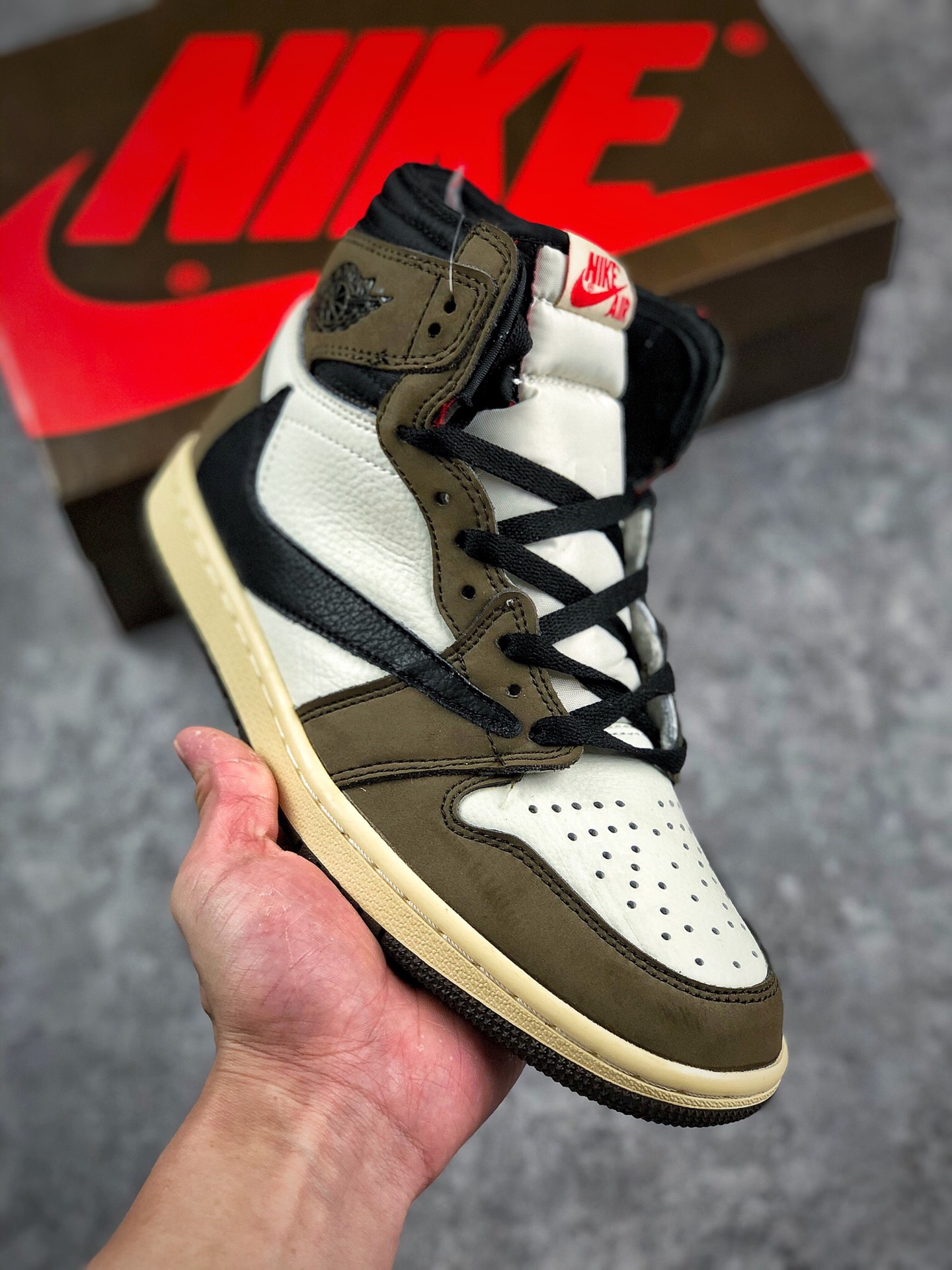 本地自取 终端放货
纯原 最具性价比版本# 年度最重磅球鞋之一‼Travis Scott x Air Jordan 1 AJ1 倒勾 Prime Asia 原厂皮料 绒感清晰，后跟鬼脸logo完美逼真 ，完美鞋型 公司裸鞋般工艺# ，目前市面清洁度鞋型细节最好的版本，正品预售价已上天 这里逼格一模一样 ‼现货供应 
尺码 36-46