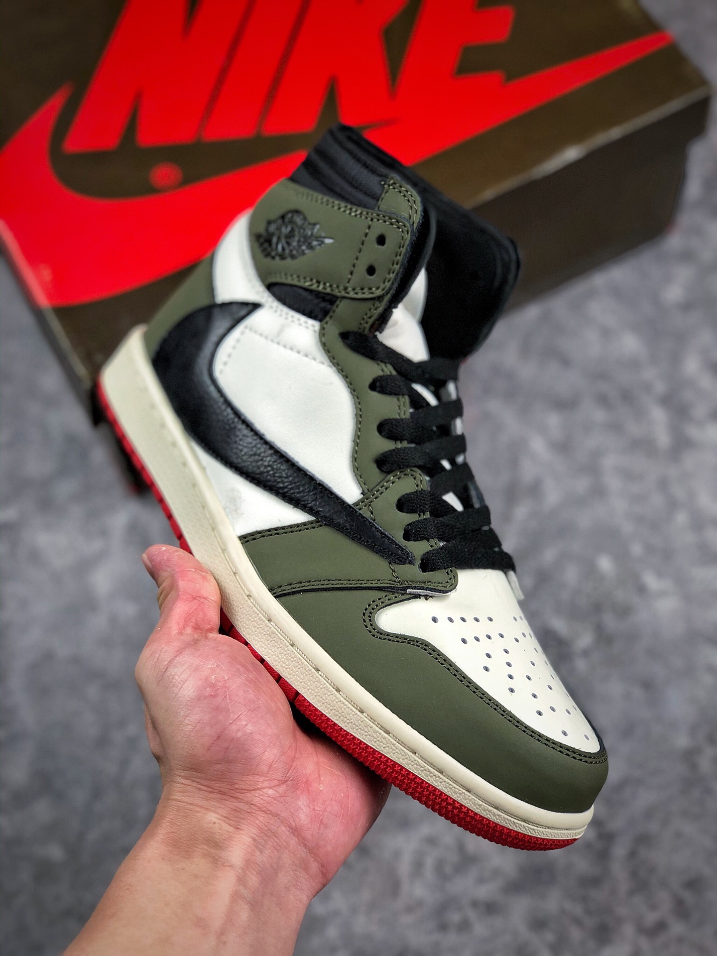 本地自取 终端放货
纯原 最具性价比版本# 年度最重磅球鞋之一‼Travis Scott x Air Jordan 1 AJ1 倒勾 Prime Asia 原厂皮料 绒感清晰，后跟鬼脸logo完美逼真 ，完美鞋型 公司裸鞋般工艺# ，目前市面清洁度鞋型细节最好的版本，正品预售价已上天 这里逼格一模一样 ‼现货供应 
尺码 36-46