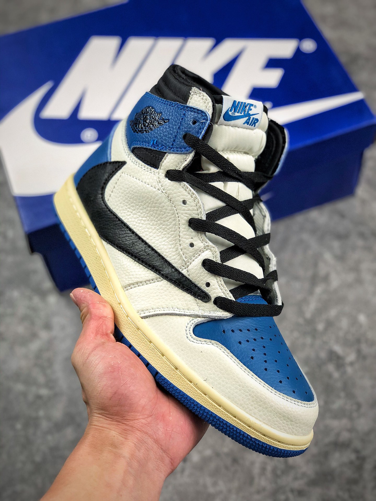 本地自取 终端放货
Fragment x TS x Air Jordan 1 Low
三方联名倒钩高帮 同价区间无对手
东莞大厂极限压缩利润 性价比触顶 
国内顶级头层皮料订染 用料绝不含糊 工艺方面大到整体鞋型 漏斗收腰 底线拉帮 LOGO立体 小到针眼排布 载片对称 冲孔效果 鞋标规范 鞋垫背胶等等
预算不足的老铁 极力推荐此版本
货号：DM7866-140
Size：36 36.5 37.5 38 38.5 39 40 40.5 41 42 42.5 43 44 44.5 45 46