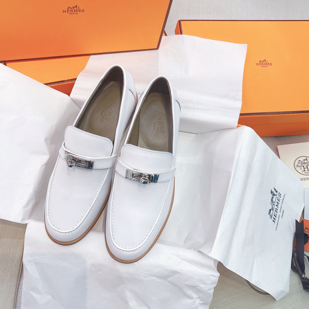 NO:253881,The new H brand is launched. The classic official website synchronizes the kelly buckle cowhide flat-soled lock loafers. The top-level original single version, ZP comparison, the highest version on the market. ZP quality, top layer of silk cowhide, inner and insoles are dyed sheepskin. The sole is full of genuine leather soles. The shoe shape is also consistent with ZP high-end classic kelly buckle, paired with a new color of suede silk cowhide leather, the design is very good, the whole pair of shoes is very comfortable to wear, and it is first-class with jeans, trousers, and leggings. It is definitely the first choice for noble ladies and socialites. Casual and versatile, and it is also OK for a slightly formal occasion. Wear a decent luxury casual style immediately. H brand shoes are suitable for age range, very practical and high-end brands, and they are super elegant with their feet~ Size 35-39 (40 sizes can be customized without return and exchange)  With H full high-end packaging, loafers, jeans, cowhide, sheepskin, chamois leather19860909上新H牌.经典官网同步kelly扣牛皮平底锁扣乐福鞋 顶级原单版,ZP对比做货,市面最高版本 ZP品质,鞋面头层丝绸牛皮.内里、鞋垫定染绵羊皮.鞋底全真皮鞋底.鞋型也跟ZP一致高端 经典kelly扣,搭配全新颜色的麂皮丝绸牛皮皮革,设计非常好看整双鞋子上脚非常舒适,搭配牛仔裤、小脚裤、打底裤都一流,绝对是贵妇名媛首选.休闲百搭,稍微正式的场合也ok.上脚立马穿出妥妥的贵妇休闲风.H牌的鞋子适合的年龄段跨度非常大,非常实用高端大牌,上脚超有气质的~ 码数35-39码（40码可定制不退换） 配H全套高端包装,乐福鞋,loafers,jeans,cowhide,sheepskin,chamois leather,Women's Shoes