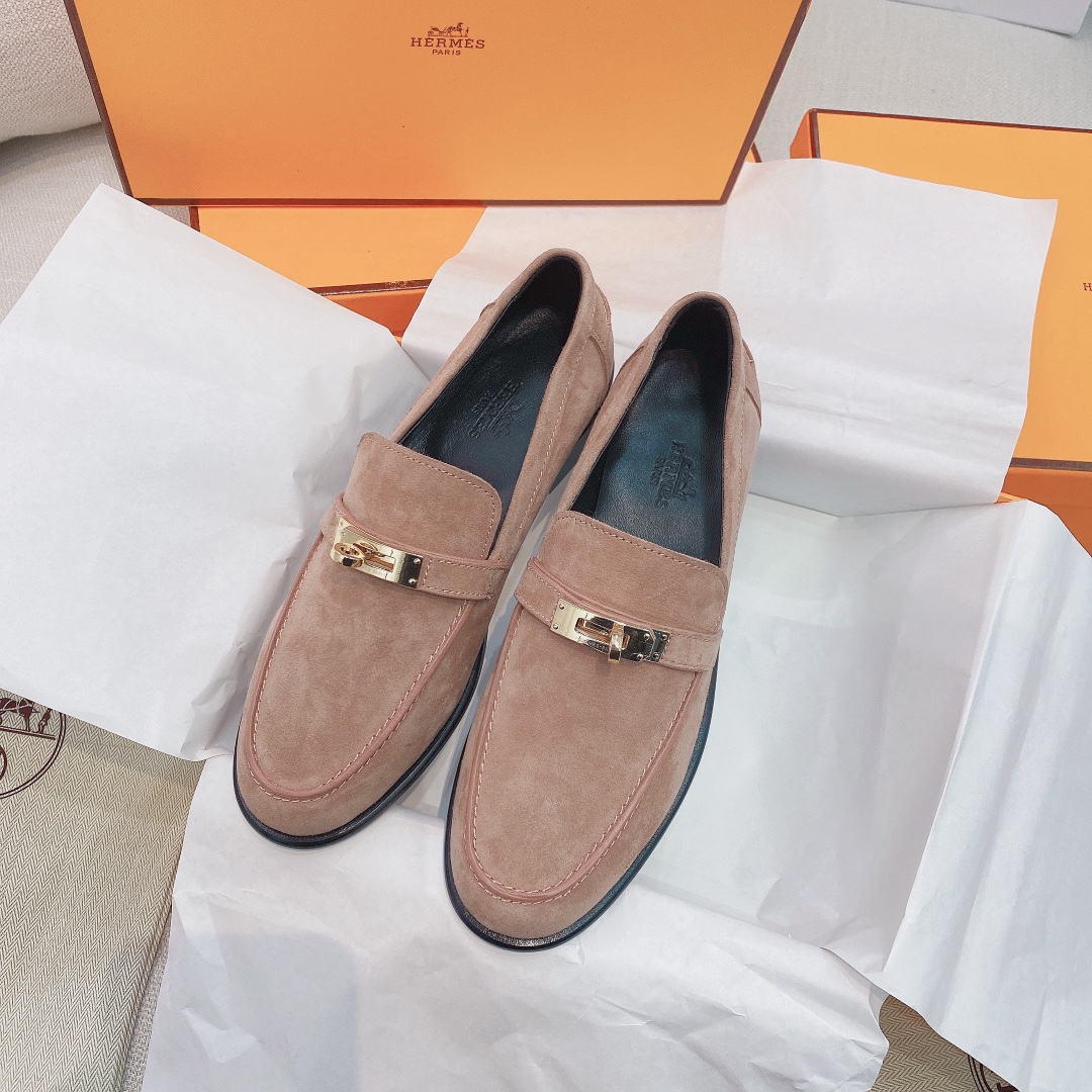 NO:253886,The new H brand is launched. The classic official website synchronizes the kelly buckle suede flat-soled loafers. The top-level original single version, ZP comparison, the highest version on the market. ZP quality, suede goatskin upper, inner lining and insole dyed sheepskin. The sole is full of genuine leather and rubber sole. The shoe shape is also consistent with ZP high-end. The classic kelly buckle is paired with a brand new color of suede leather. The design is very good. The whole pair of shoes is very comfortable to wear. It is first-class with jeans, trousers and leggings. It is definitely the first choice for noble ladies and socialites. It is casual and versatile, and it is also OK for a slightly formal occasion. The upper foot is immediately worn to create a decent casual style. H brand shoes are suitable for the age range, very practical and high-end brands, and the upper foot is super elegant~ Size 35-39 (40 sizes can be customized without return and exchange)  With H full high-end packaging, loafers, jeans, sheepskin, chamois leather19860909上新H牌.经典官网同步kelly扣麂皮平底锁扣乐福鞋 顶级原单版,ZP对比做货,市面最高版本 ZP品质,鞋面麂皮山羊皮.内里、鞋垫定染绵羊皮.鞋底全真皮拼橡胶鞋底.鞋型也跟ZP一致高端 经典kelly扣,搭配全新颜色的麂皮皮革,设计非常好看整双鞋子上脚非常舒适,搭配牛仔裤、小脚裤、打底裤都一流,绝对是贵妇名媛首选.休闲百搭,稍微正式的场合也ok.上脚立马穿出妥妥的贵妇休闲风.H牌的鞋子适合的年龄段跨度非常大,非常实用高端大牌,上脚超有气质的~ 码数35-39码（40码可定制不退换） 配H全套高端包装,乐福鞋,loafers,jeans,sheepskin,chamois leather,Women's Shoes