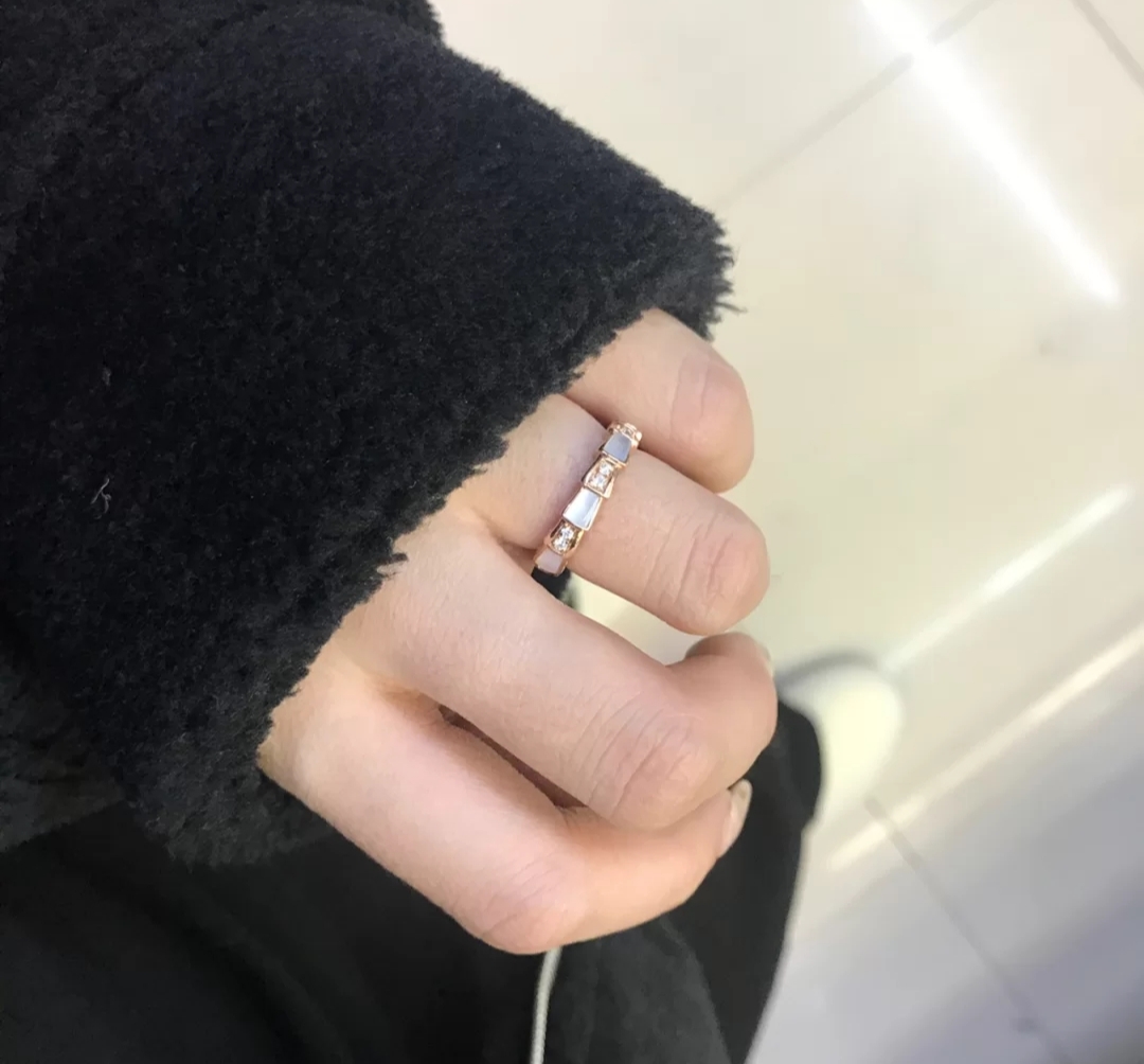Narrow Mother-of-Pearl Serpenti Ring - Comprehensive 6