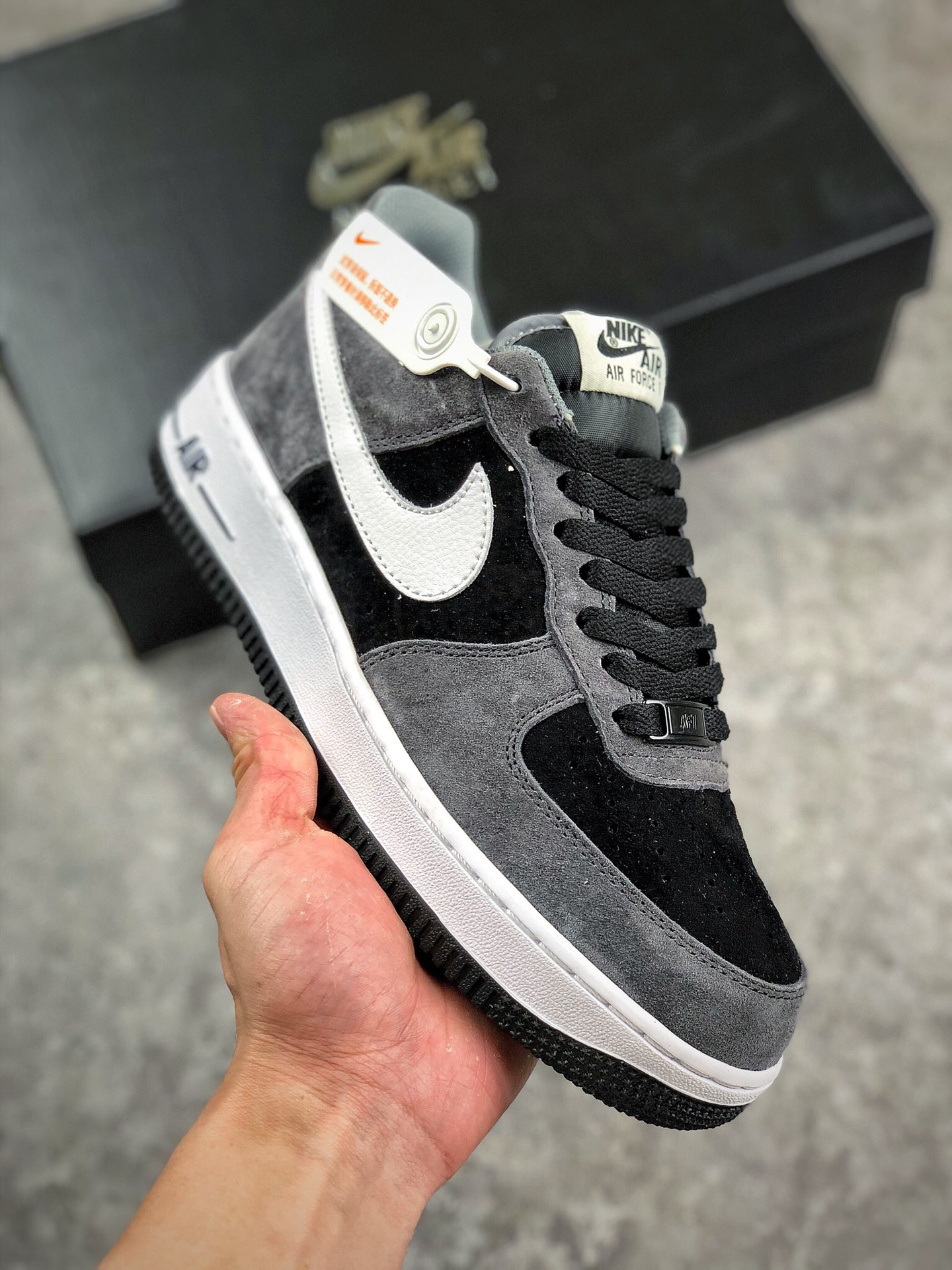 本地自取  终端放店
秋冬新品 公司级 Nike Air Force 1 Low ’07 麂皮 暗黑灰配色 空军一号低帮休闲板鞋 原厂麂皮 原楦原纸板 纯正版型 正品NFC感应芯片 高清洁度 内置全掌气垫 货号：NT9966-336 Size：36 36.5 37.5 38 38.5 39 40 40.5 41 42 42.5 43 44 44.5 45