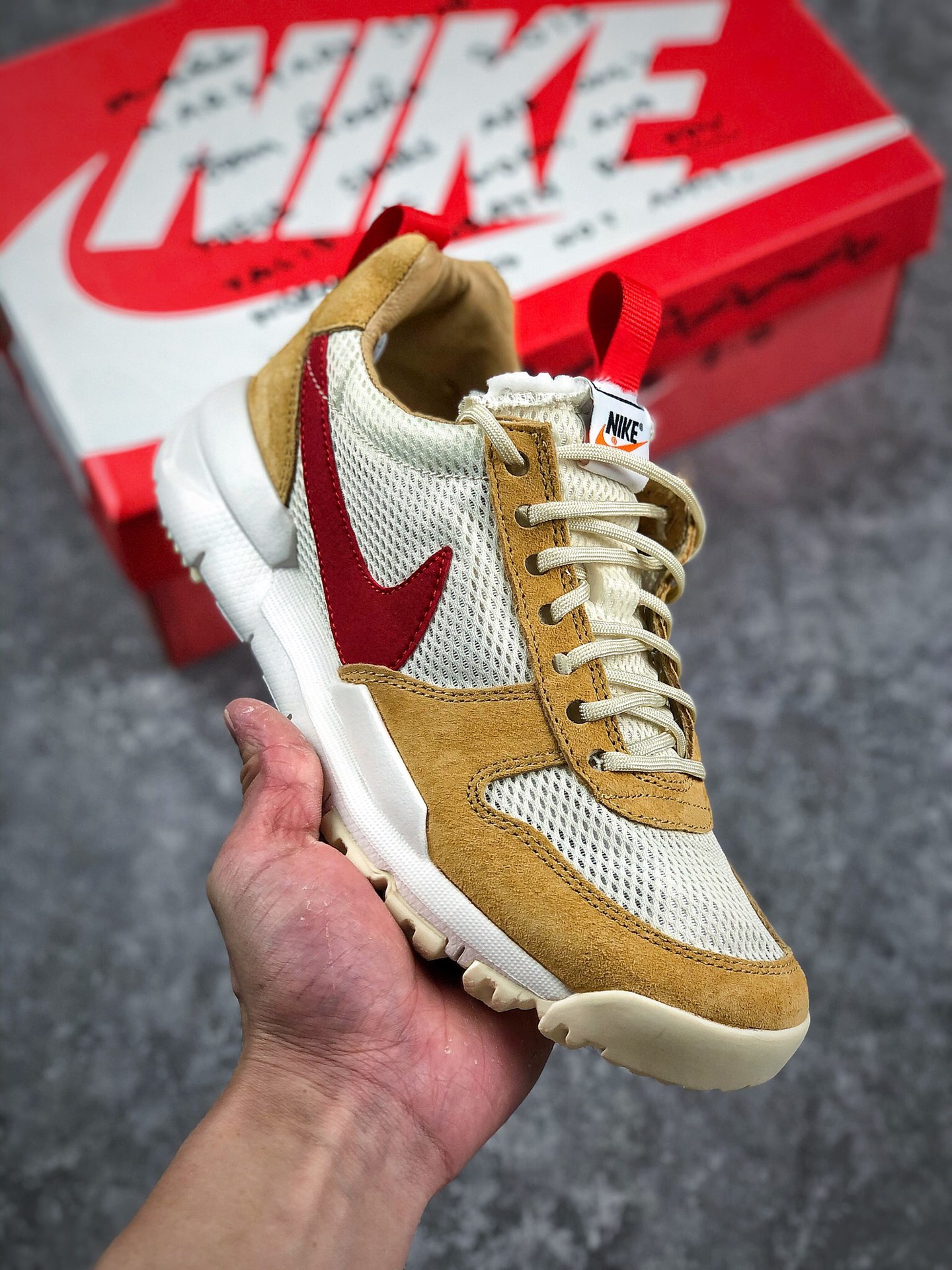 本地自取  核心放店
纯原版本 大厂出品‼
Tom Sachs X Nike Mars Yard TS NASA2.0
全新发售二维码新标版本 宇航员2.0  
全网唯一纯原版本 独家供应‼
真正意义的原装级别 原版正确细节从细节、包装甚至配件 每个方面做到原版一致内外标 
官方同步配件 细节方面眼见为实！ 
Size：38.5 39 40 40.5 41 42 42.5 43 44 44.5 45 46 47.5 48