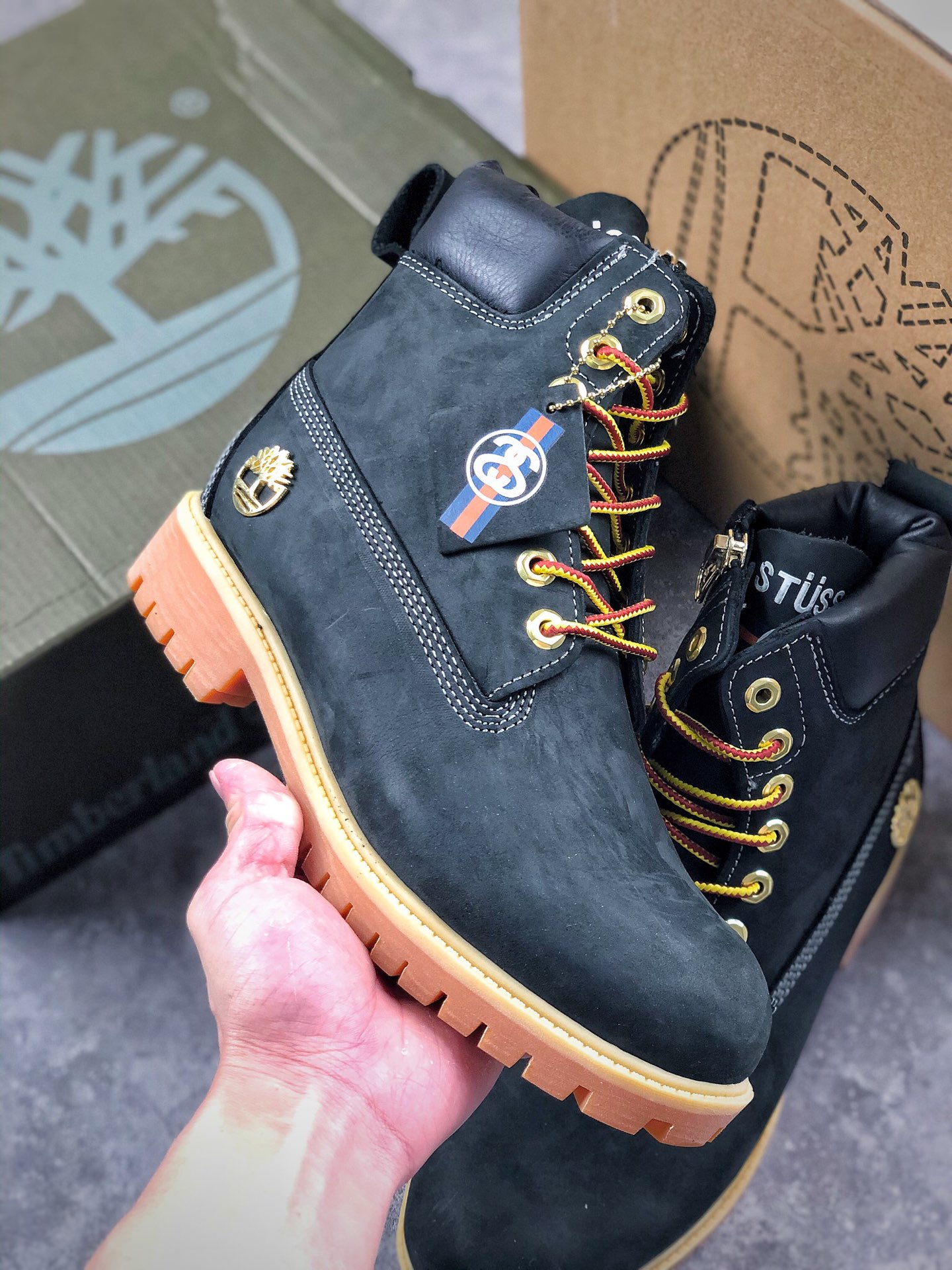 本地自取 核心放店 
Timberland x Stussy 6 lnch boot 新款开售 全网独家首发 中山原厂出货 官方细节 原档数据开发 进口防水磨砂牛皮 全能防水 原版注塑大底 进口五金拉链 全是几月前定做定制出来的 全球限量拉链联名款 海淘代购可关注 官方售价已经达到 4000多 一直等待的朋友们机会来了 
尺码 35 36 37 38 39 39.5 40 41 42 43 44 45 男码偏大一码