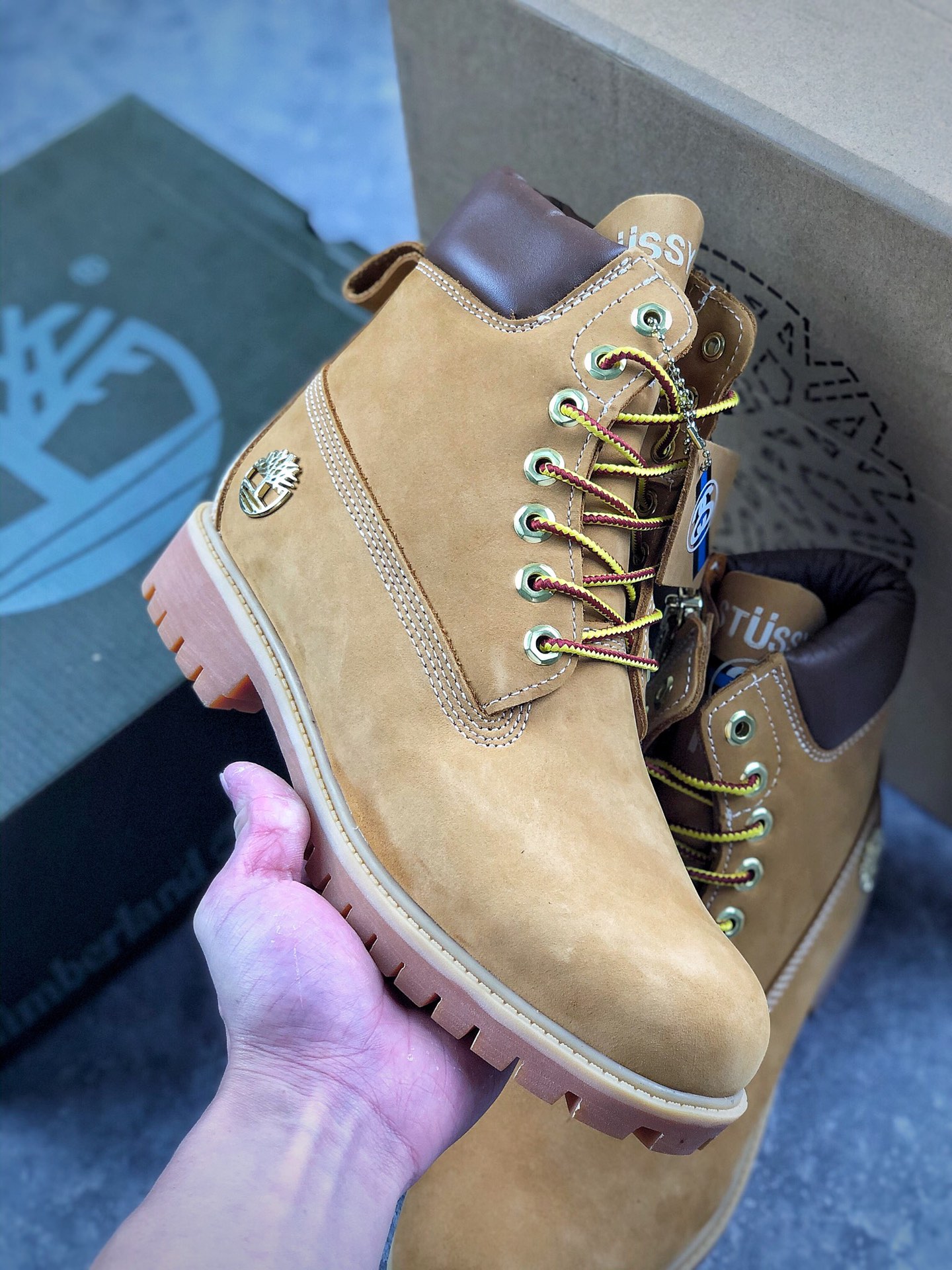 本地自取 核心放店 
Timberland x Stussy 6 lnch boot 新款开售 全网独家首发 中山原厂出货 官方细节 原档数据开发 进口防水磨砂牛皮 全能防水 原版注塑大底 进口五金拉链 全是几月前定做定制出来的 全球限量拉链联名款 海淘代购可关注 官方售价已经达到 4000多 一直等待的朋友们机会来了 
尺码 35 36 37 38 39 39.5 40 41 42 43 44 45 男码偏大一码