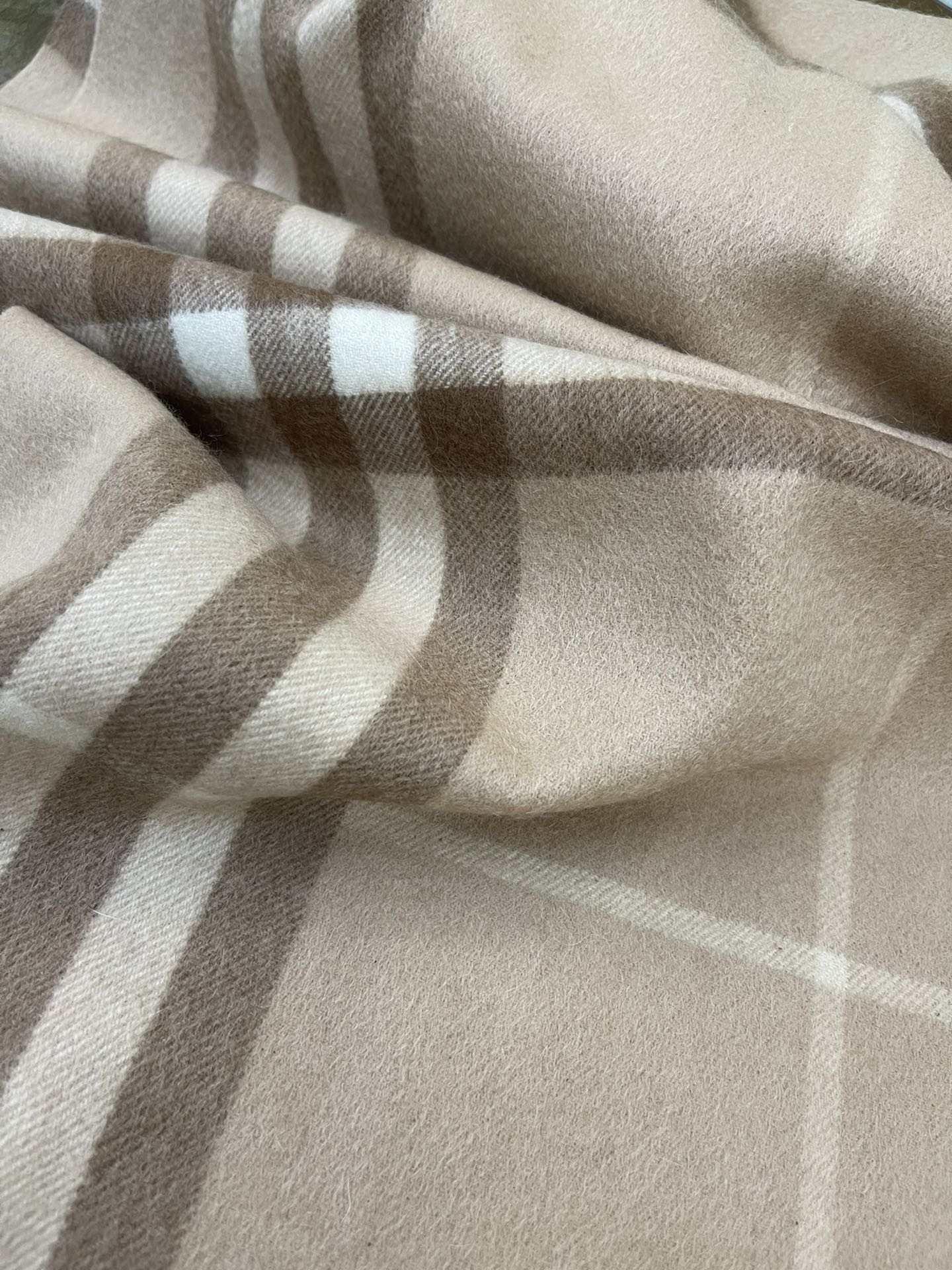 Burberry巴宝莉经典格纹羊绒围巾