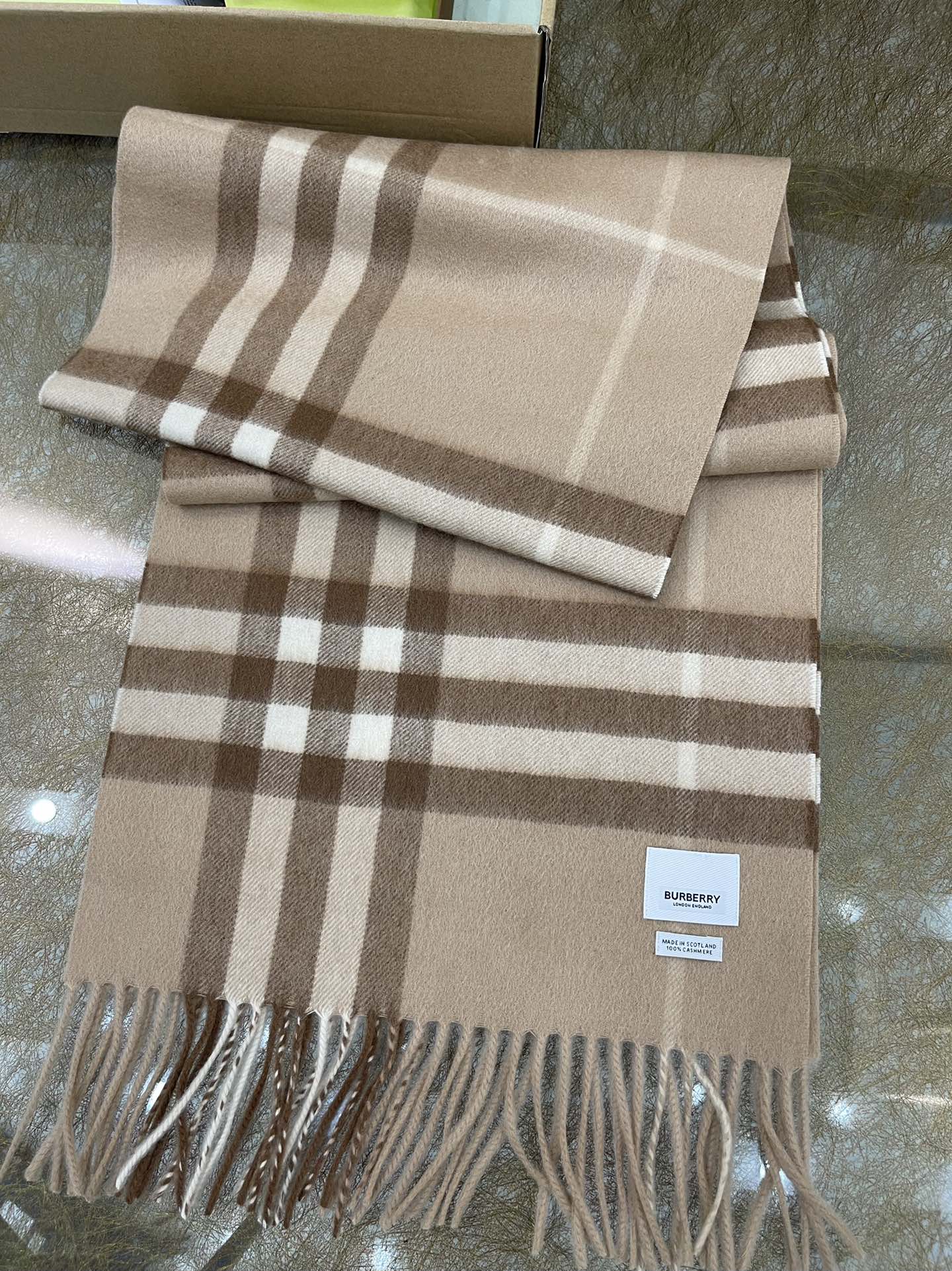 Burberry巴宝莉经典格纹羊绒围巾