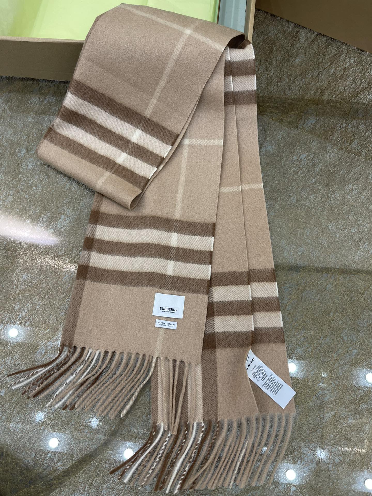Burberry巴宝莉经典格纹羊绒围巾
