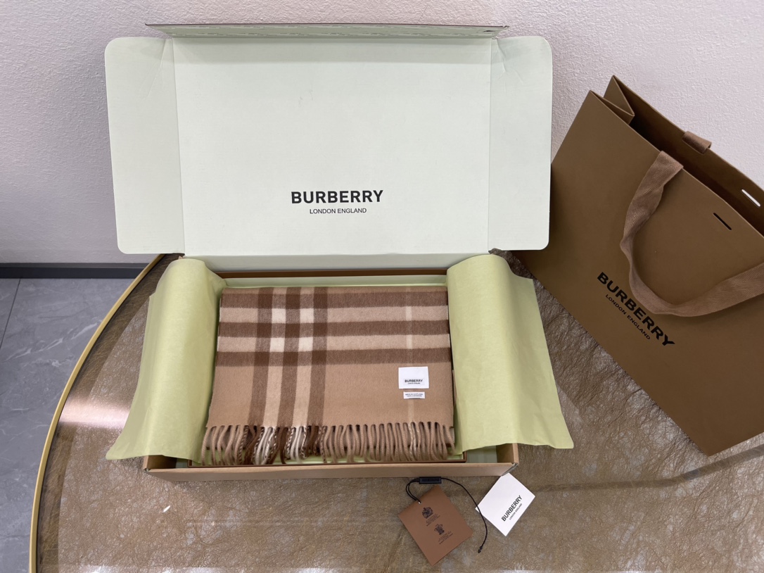 Burberry巴宝莉经典格纹羊绒围巾